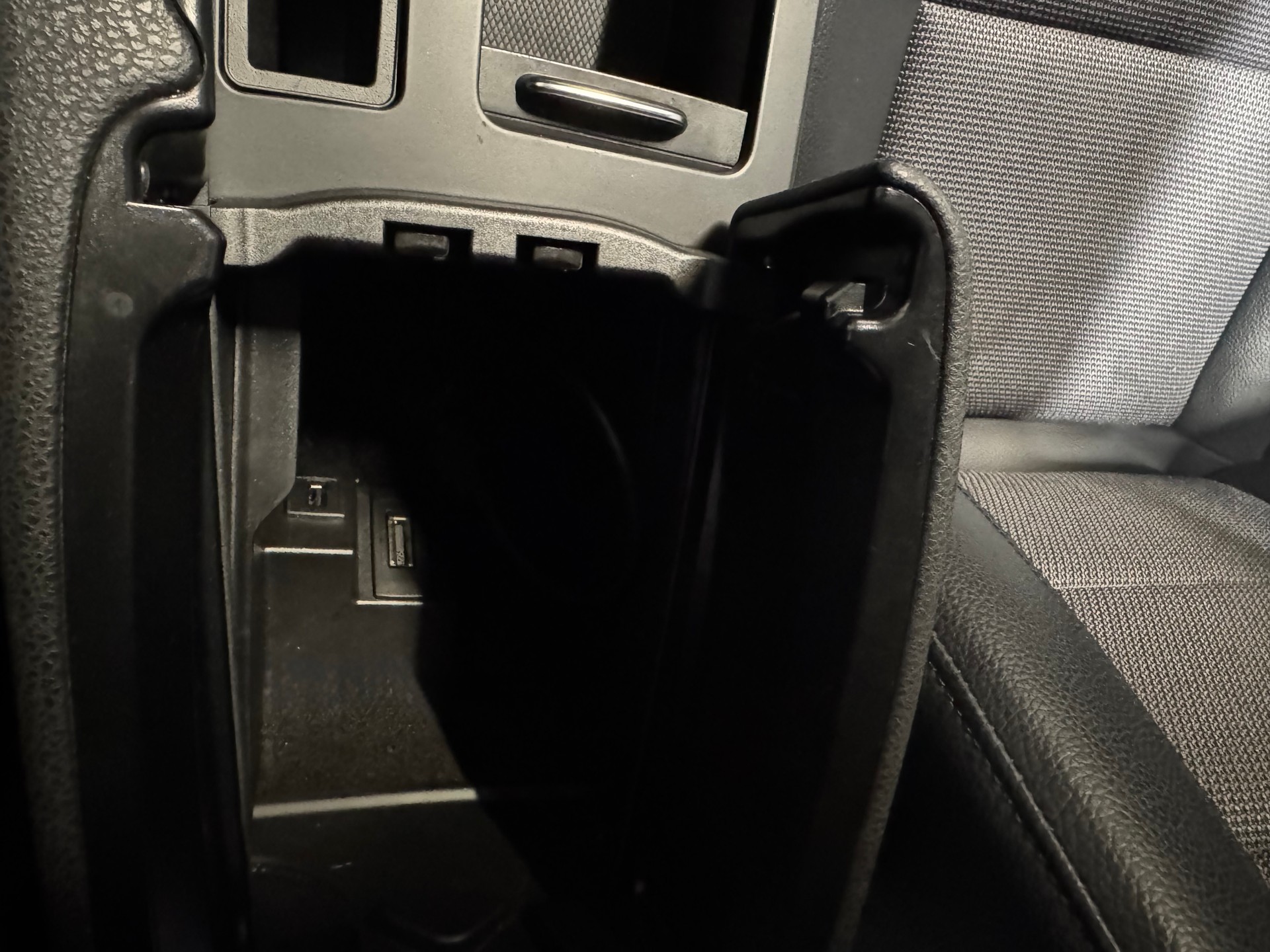 MERCEDES-BENZ C 180 Avantgarde (14)-image-16