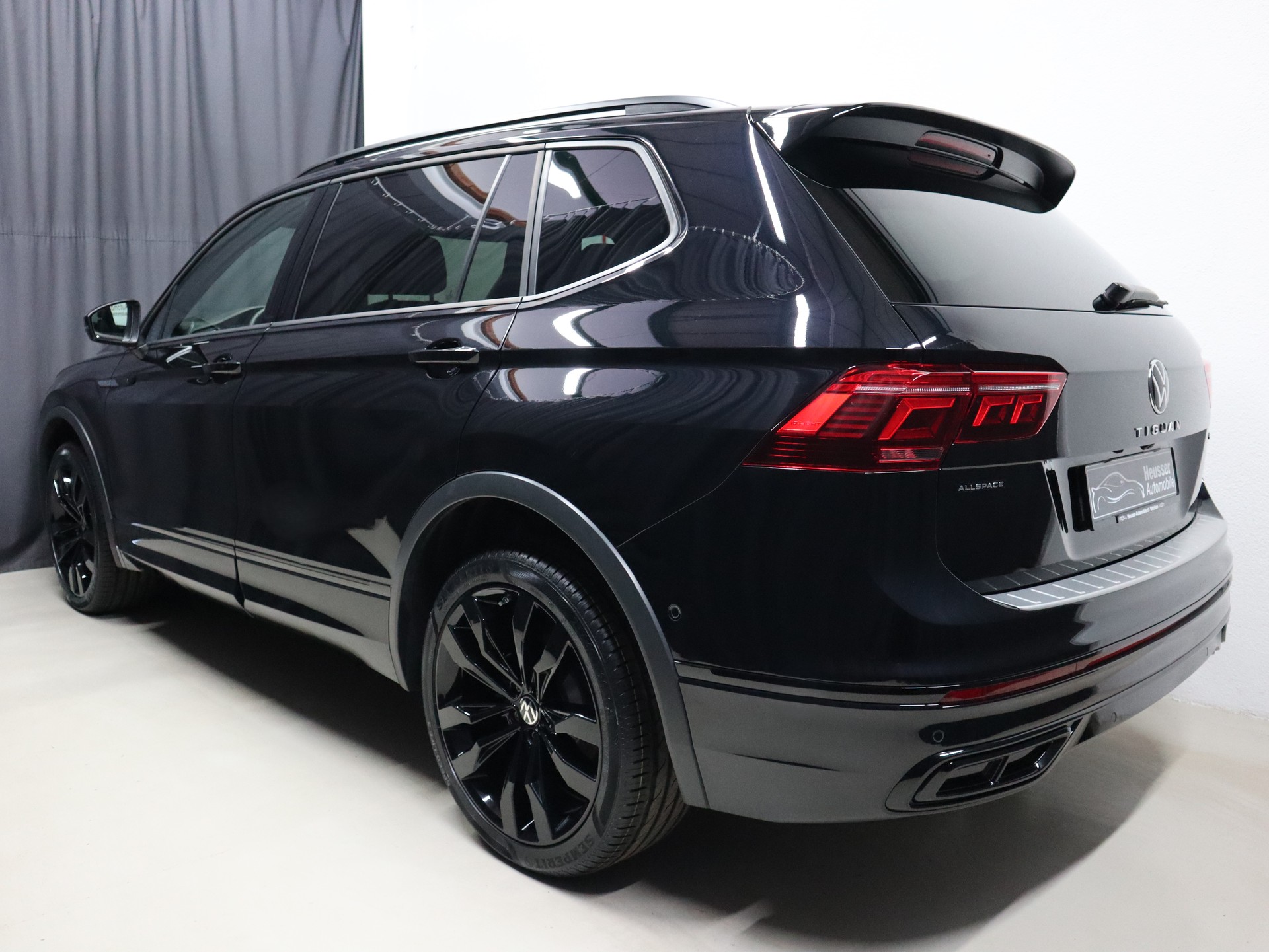 VW Tiguan Allspace 2.0 TDI 4Motion DSG - R-Line - Black Style - 7 Sitzplätze - Panorama - Leder - Head-Up - 360° Kamera - 200 PS-showroom-element-3