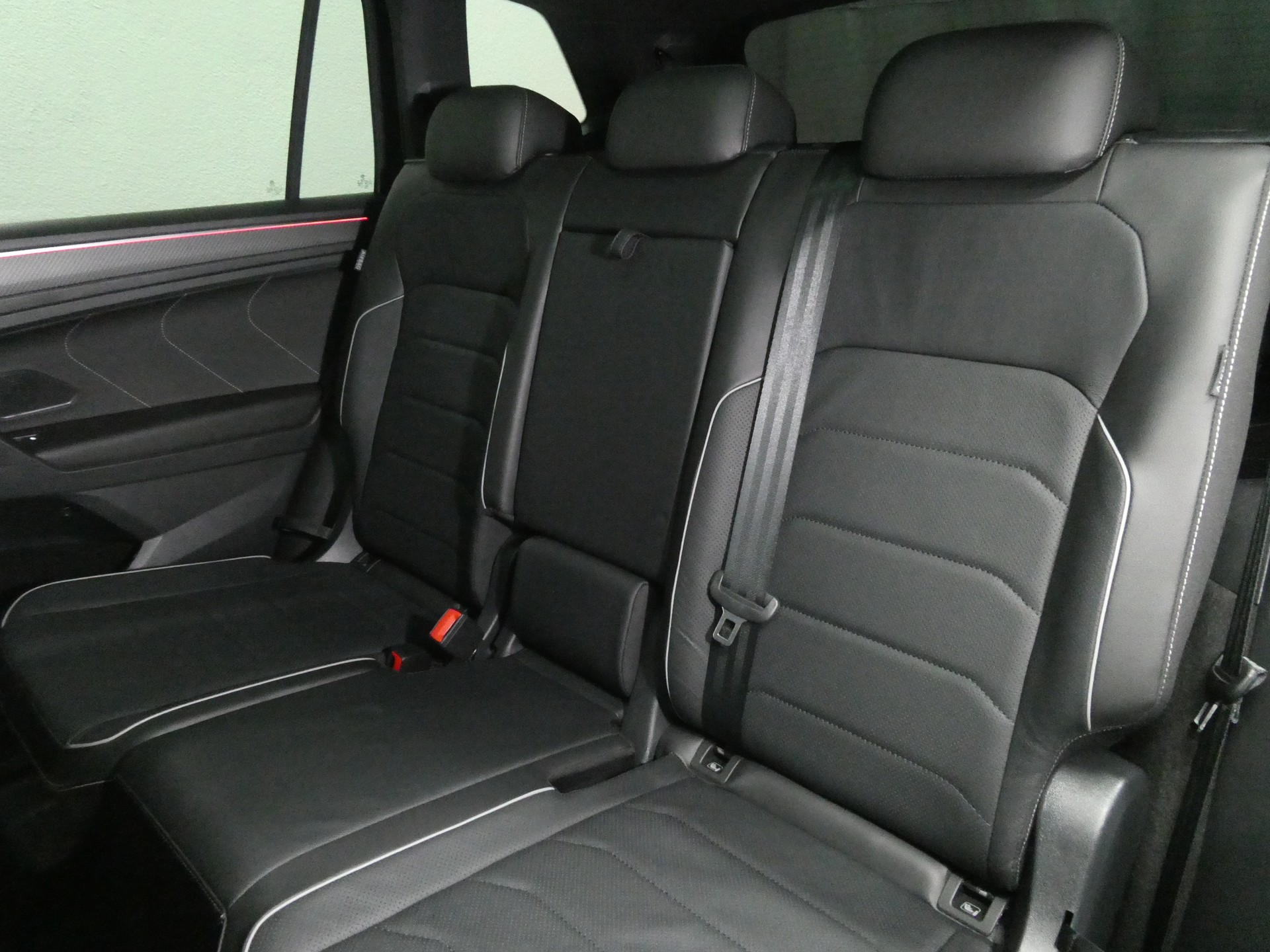 VW Tiguan Allspace 2.0 TDI 4Motion DSG - R-Line - Black Style - 7 Sitzplätze - Panorama - Leder - Head-Up - 360° Kamera - 200 PS-image-11