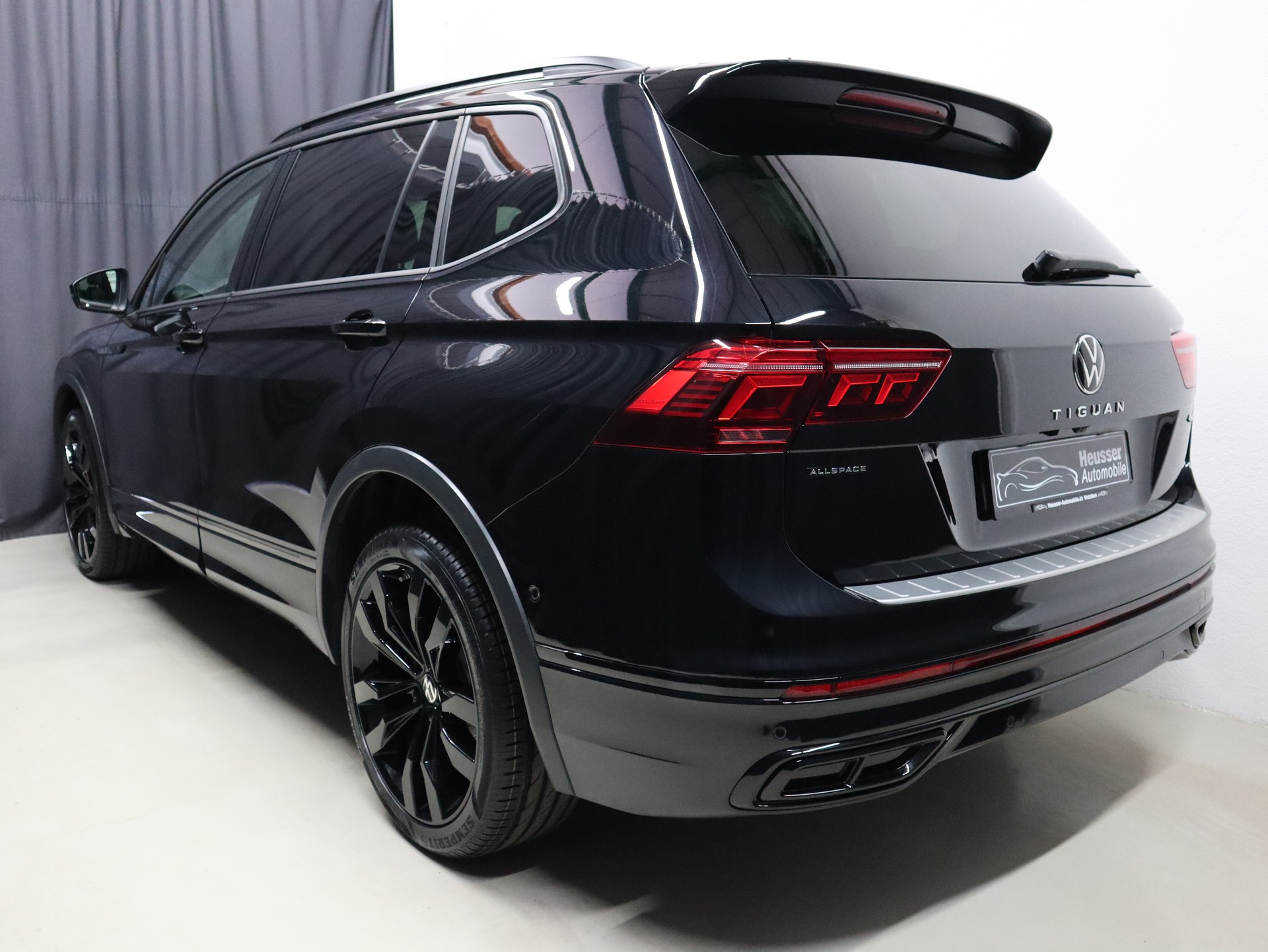 VW Tiguan Allspace 2.0 TDI 4Motion DSG - R-Line - Black Style - 7 Sitzplätze - Panorama - Leder - Head-Up - 360° Kamera - 200 PS-image-4