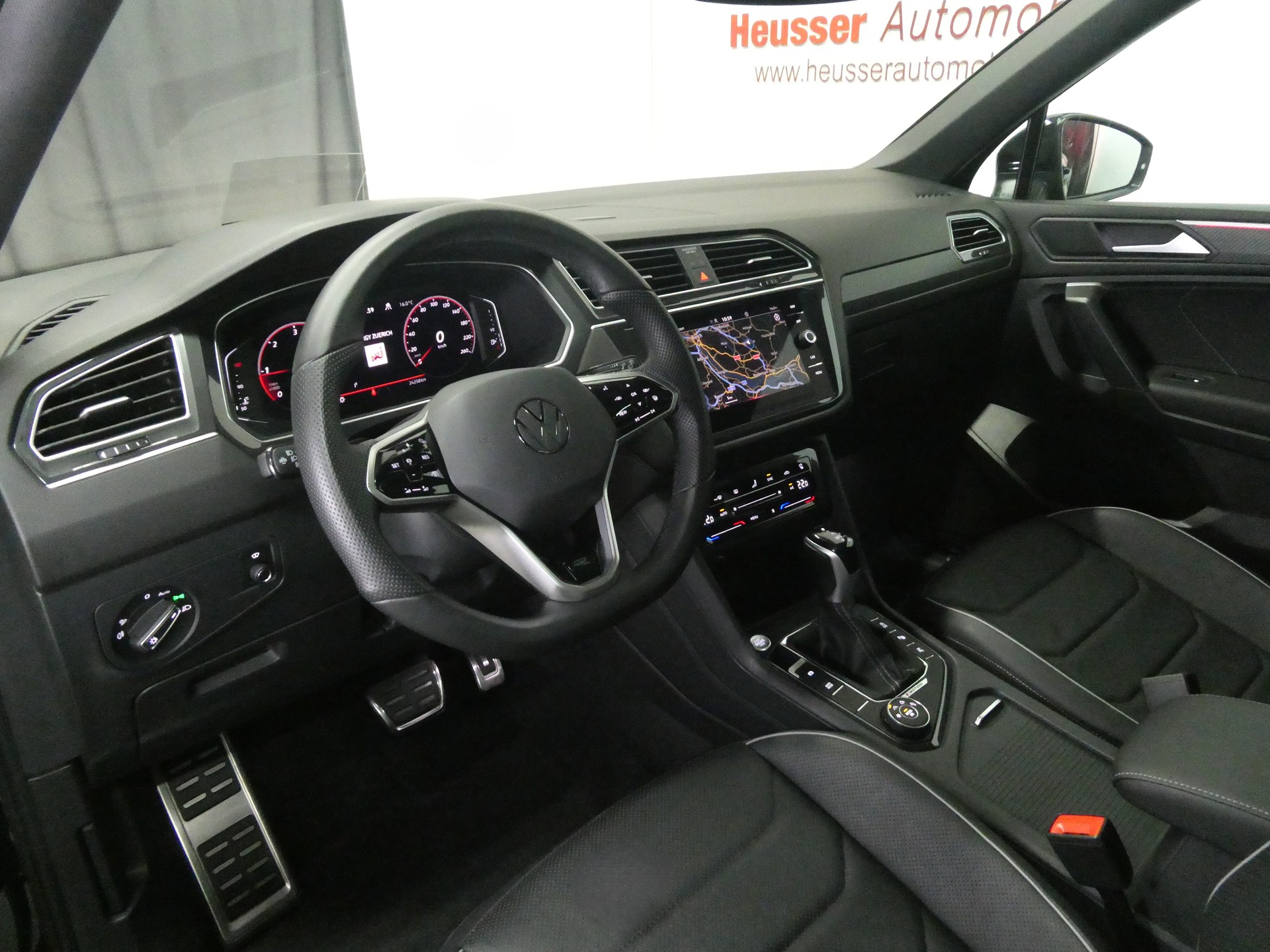 VW Tiguan Allspace 2.0 TDI 4Motion DSG - R-Line - Black Style - 7 Sitzplätze - Panorama - Leder - Head-Up - 360° Kamera - 200 PS-image-8