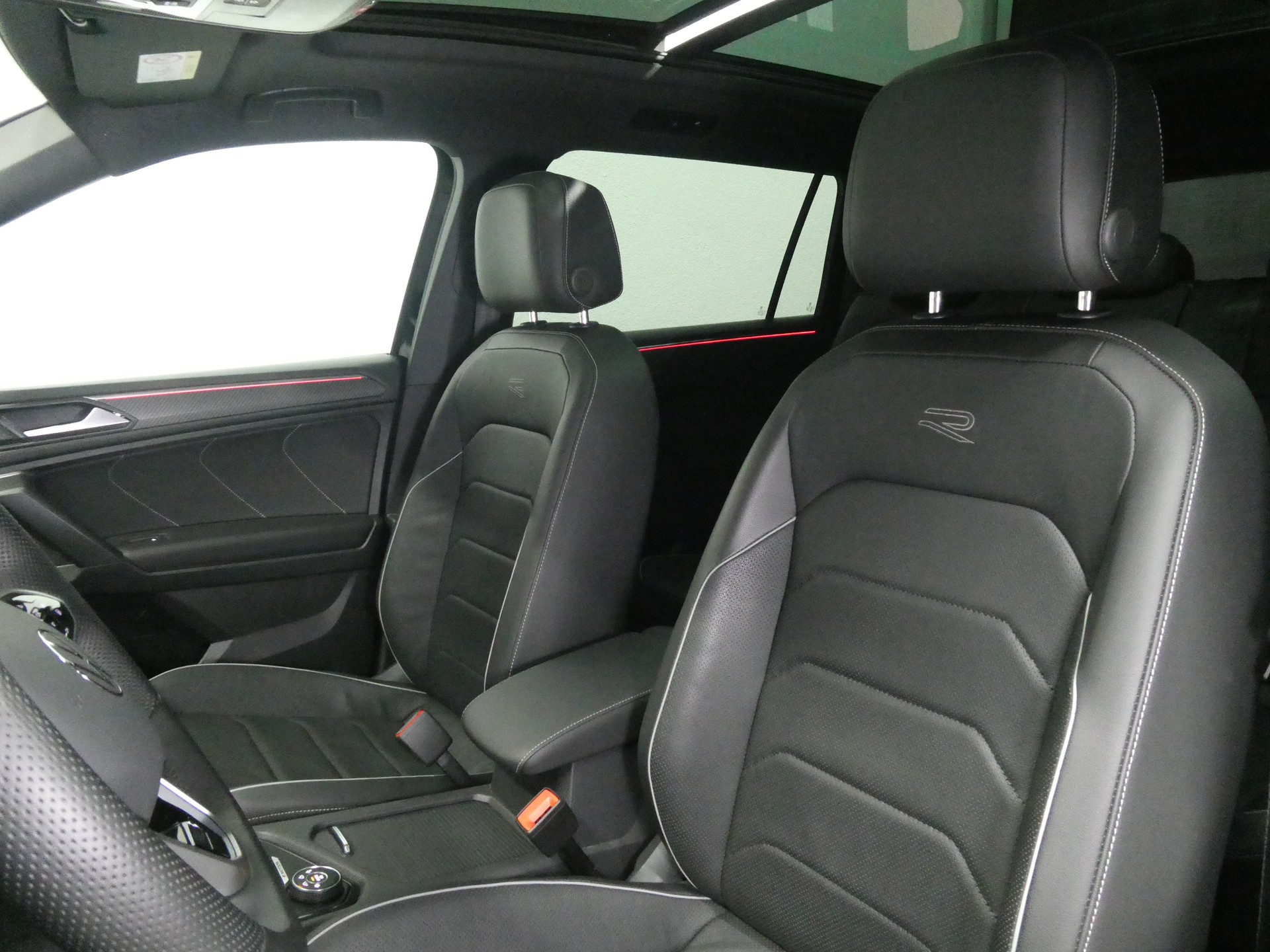 VW Tiguan Allspace 2.0 TDI 4Motion DSG - R-Line - Black Style - 7 Sitzplätze - Panorama - Leder - Head-Up - 360° Kamera - 200 PS-image-9