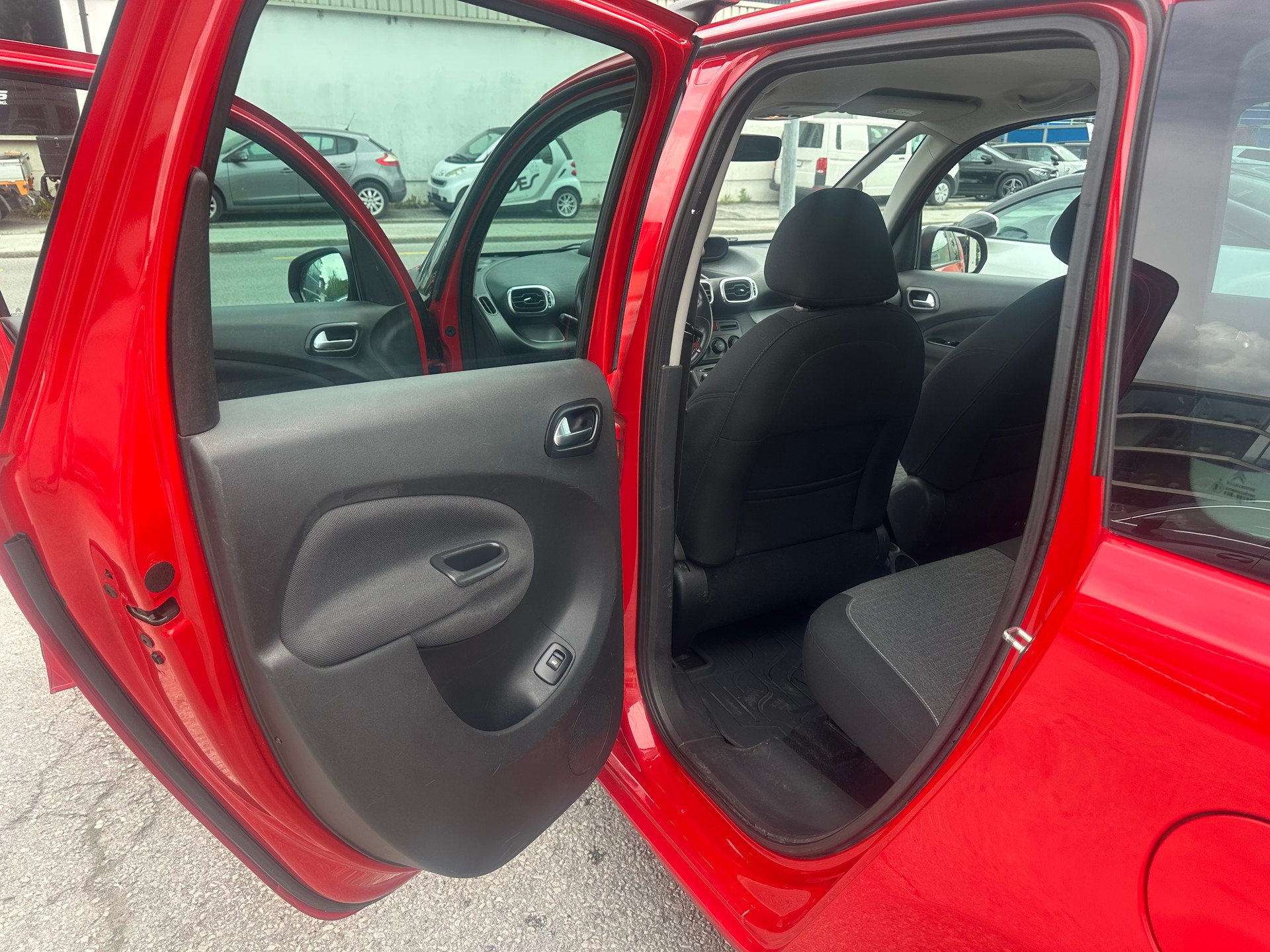 CITROEN C3 Picasso 1.2 Pure Tech Attraction-image-9