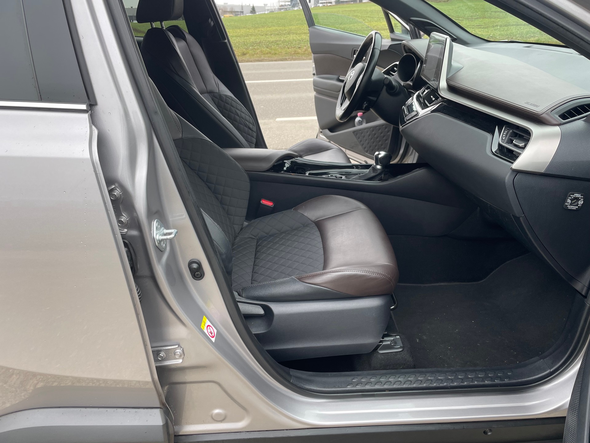 TOYOTA C-HR 1.8 HSD CVT Premium-image-9