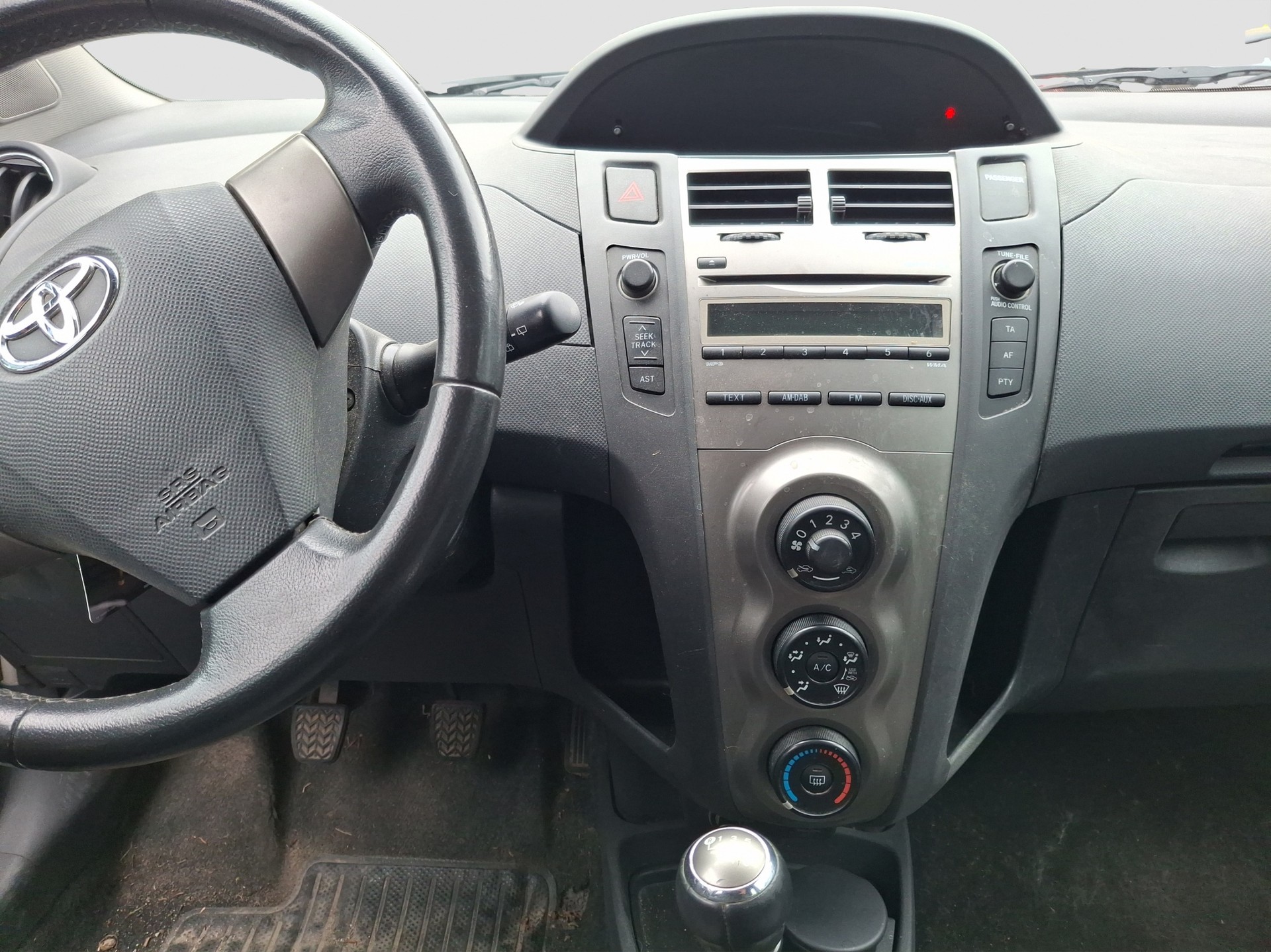 TOYOTA Yaris 1.33 Linea Sol-image-6