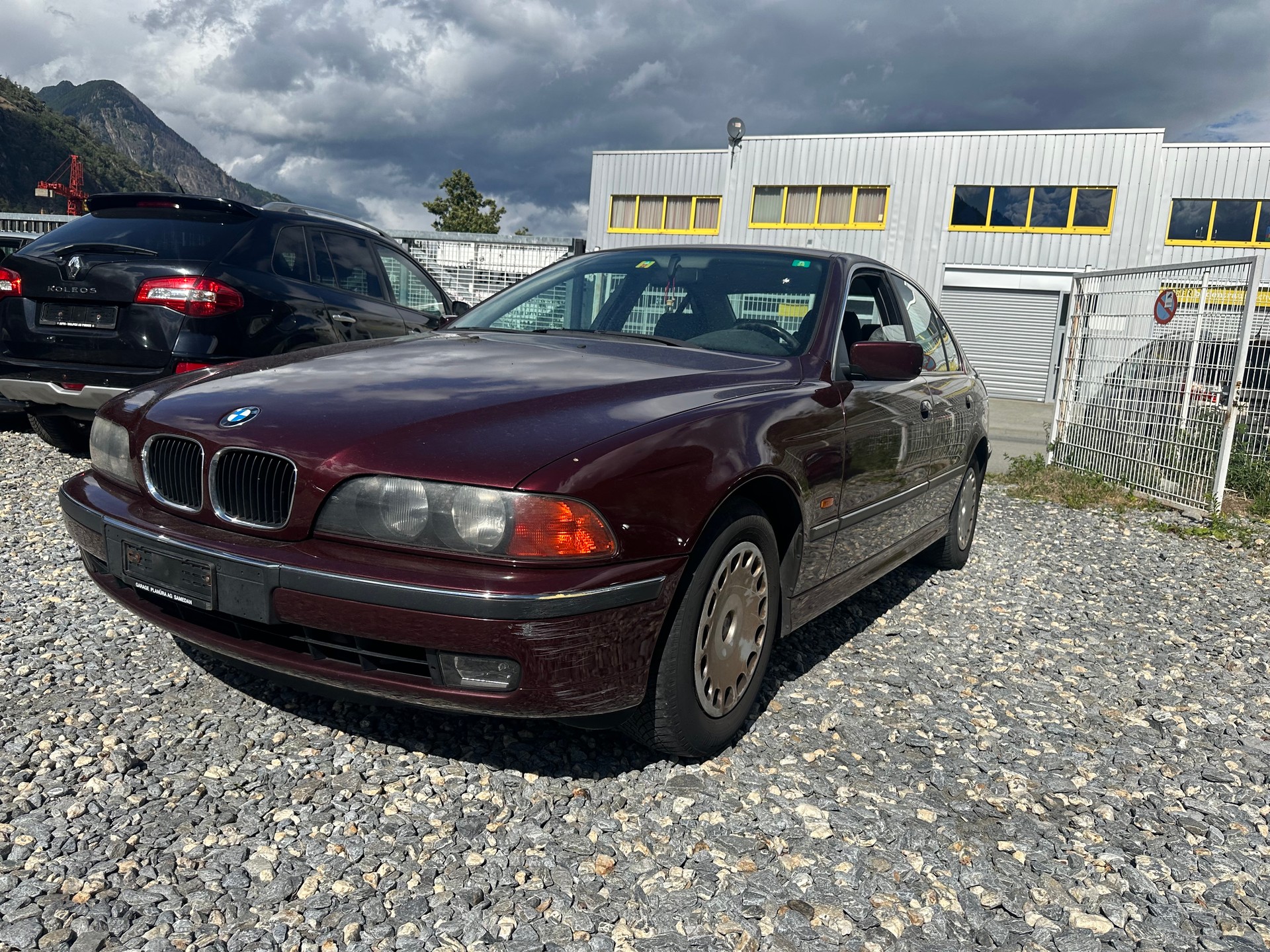 BMW 523i-image-10