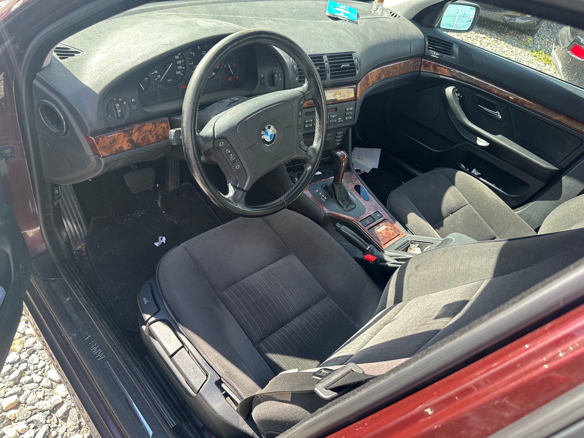 BMW 523i-image-9