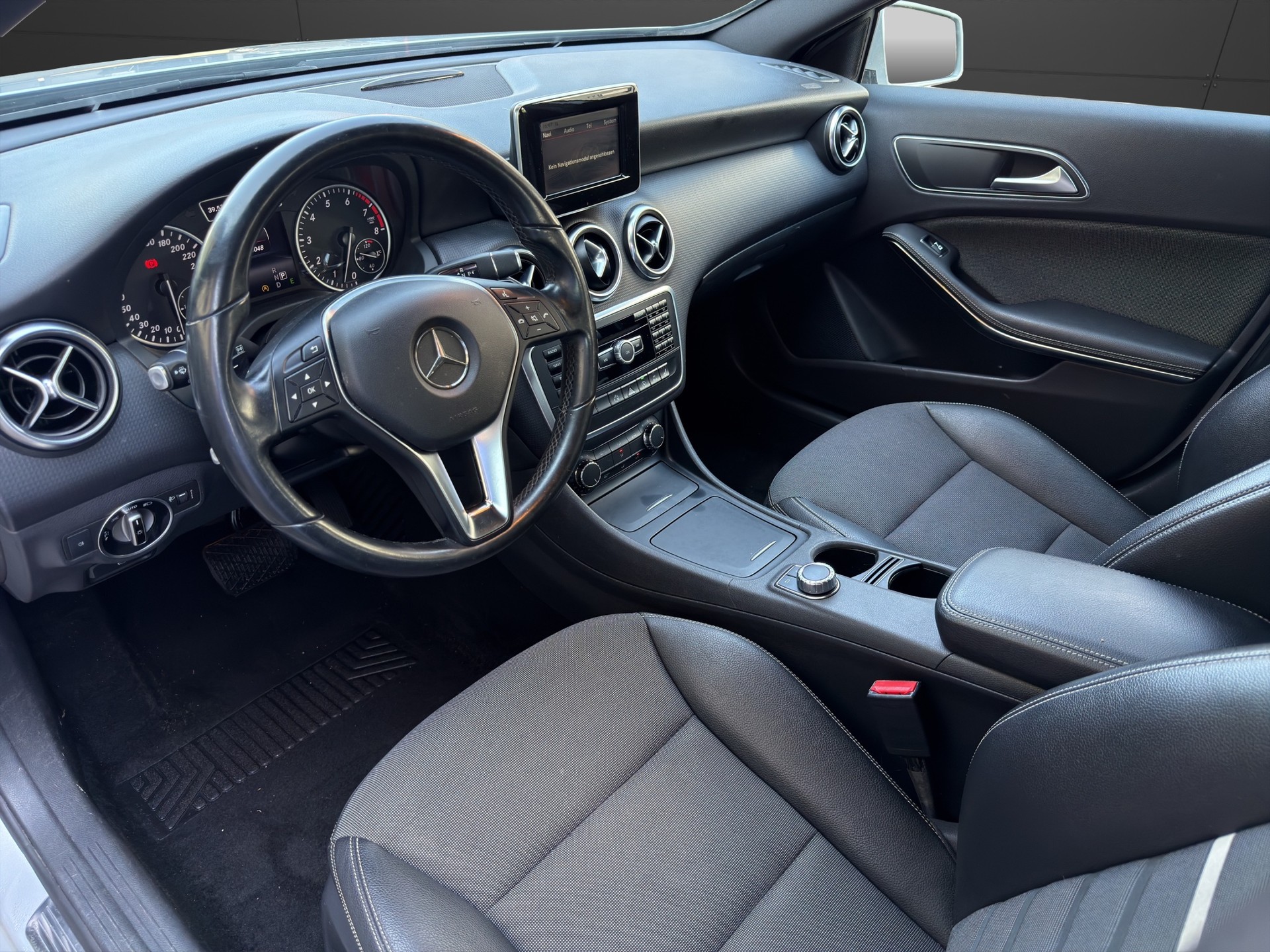 MERCEDES-BENZ A 180 Style 7G-DCT-image-9