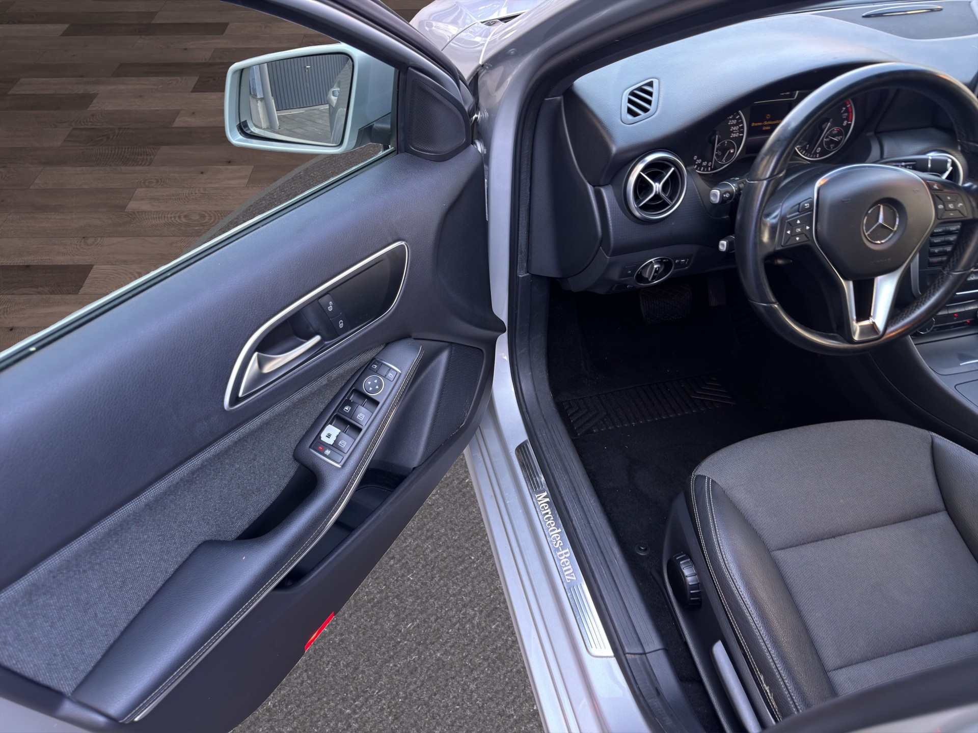 MERCEDES-BENZ A 180 Style 7G-DCT-image-19