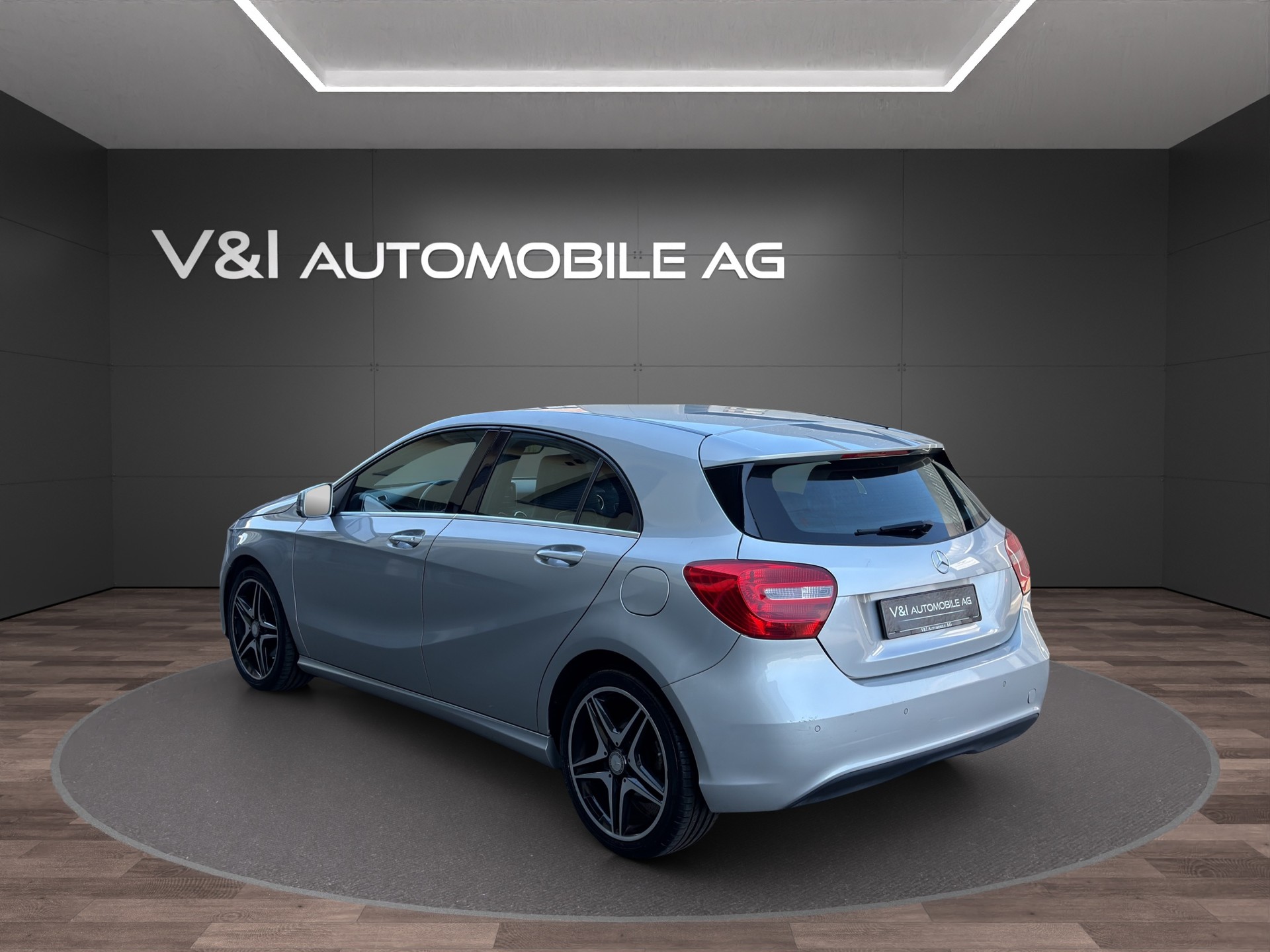 MERCEDES-BENZ A 180 Style 7G-DCT-image-3