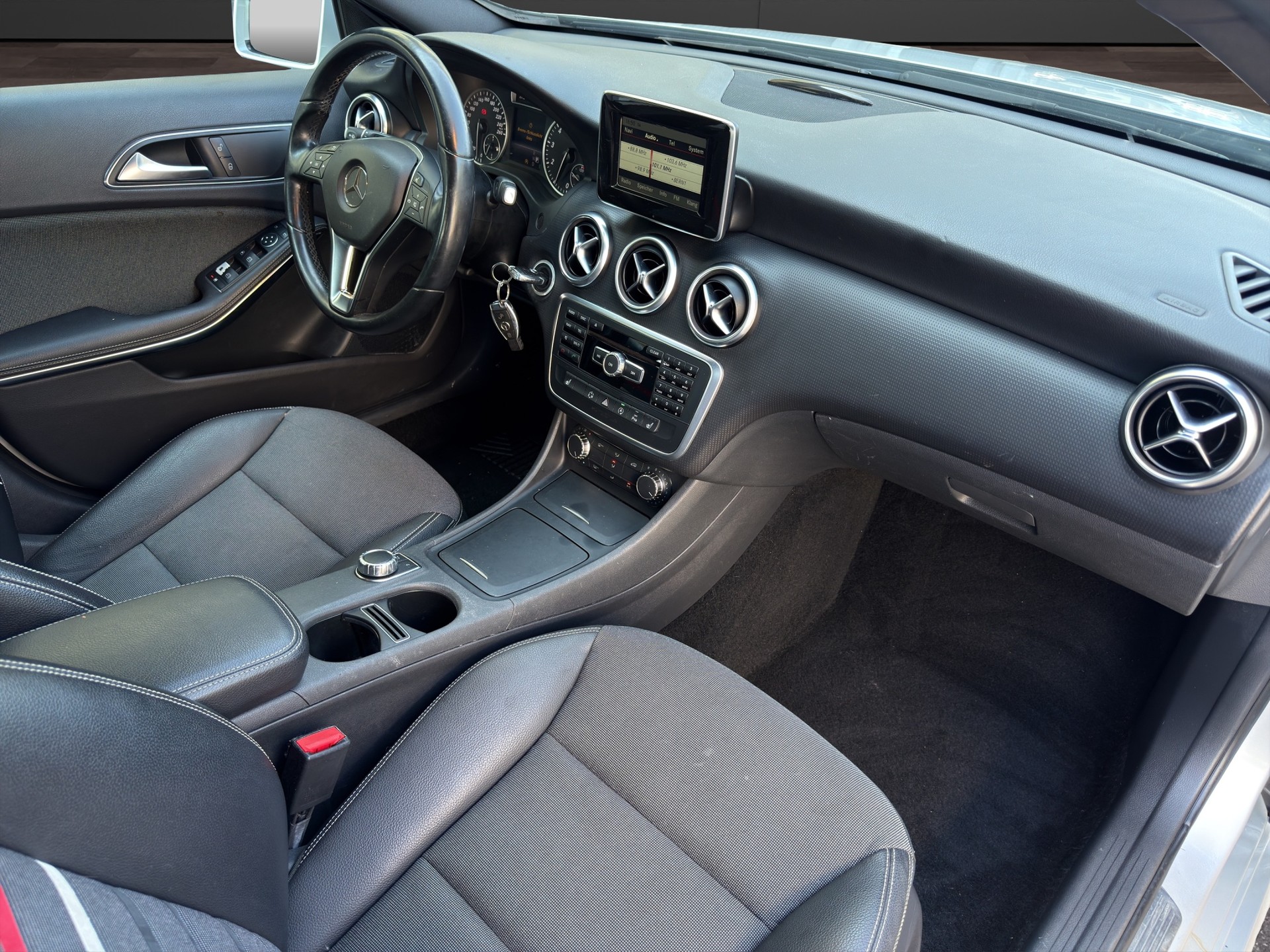 MERCEDES-BENZ A 180 Style 7G-DCT-image-18