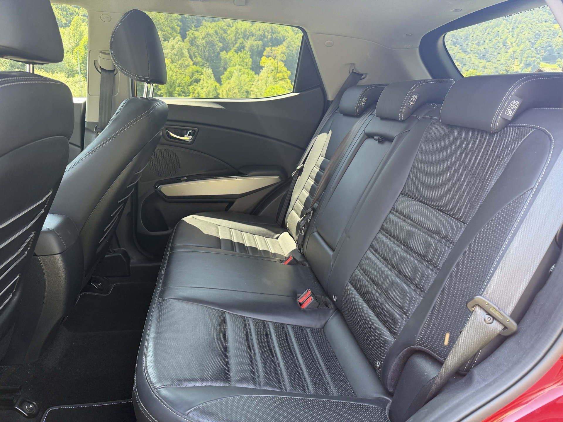 KGM-SsangYong Tivoli 1.6 Red Flame e-XDi Sapphire 4WD-image-10