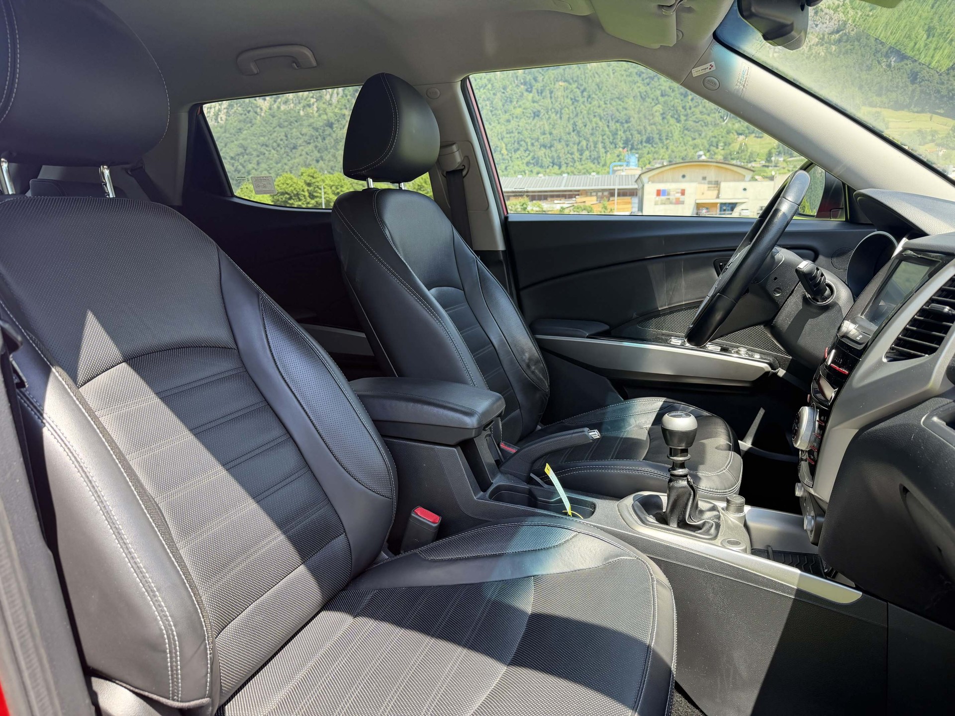 KGM-SsangYong Tivoli 1.6 Red Flame e-XDi Sapphire 4WD-image-8