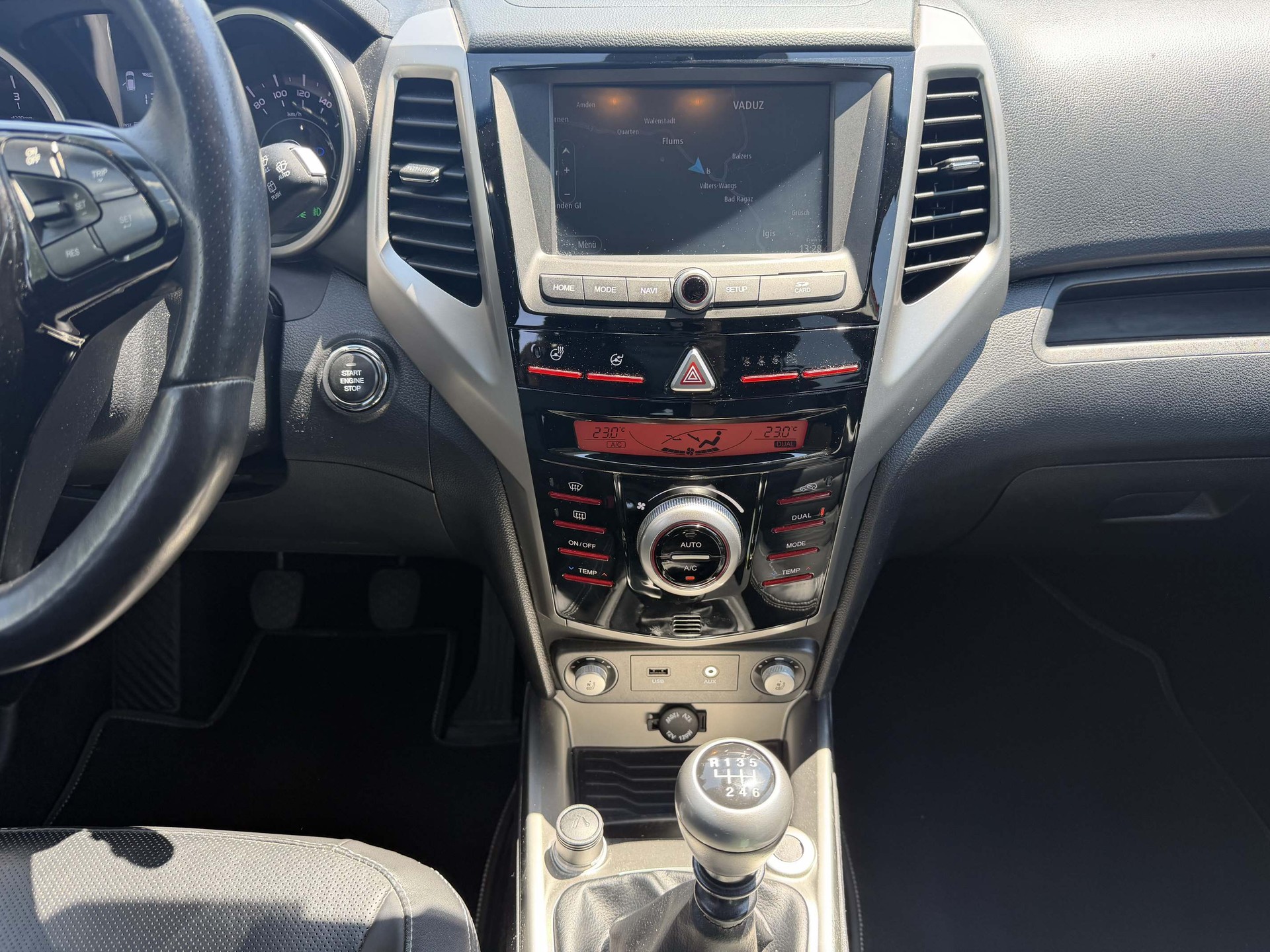 KGM-SsangYong Tivoli 1.6 Red Flame e-XDi Sapphire 4WD-image-11