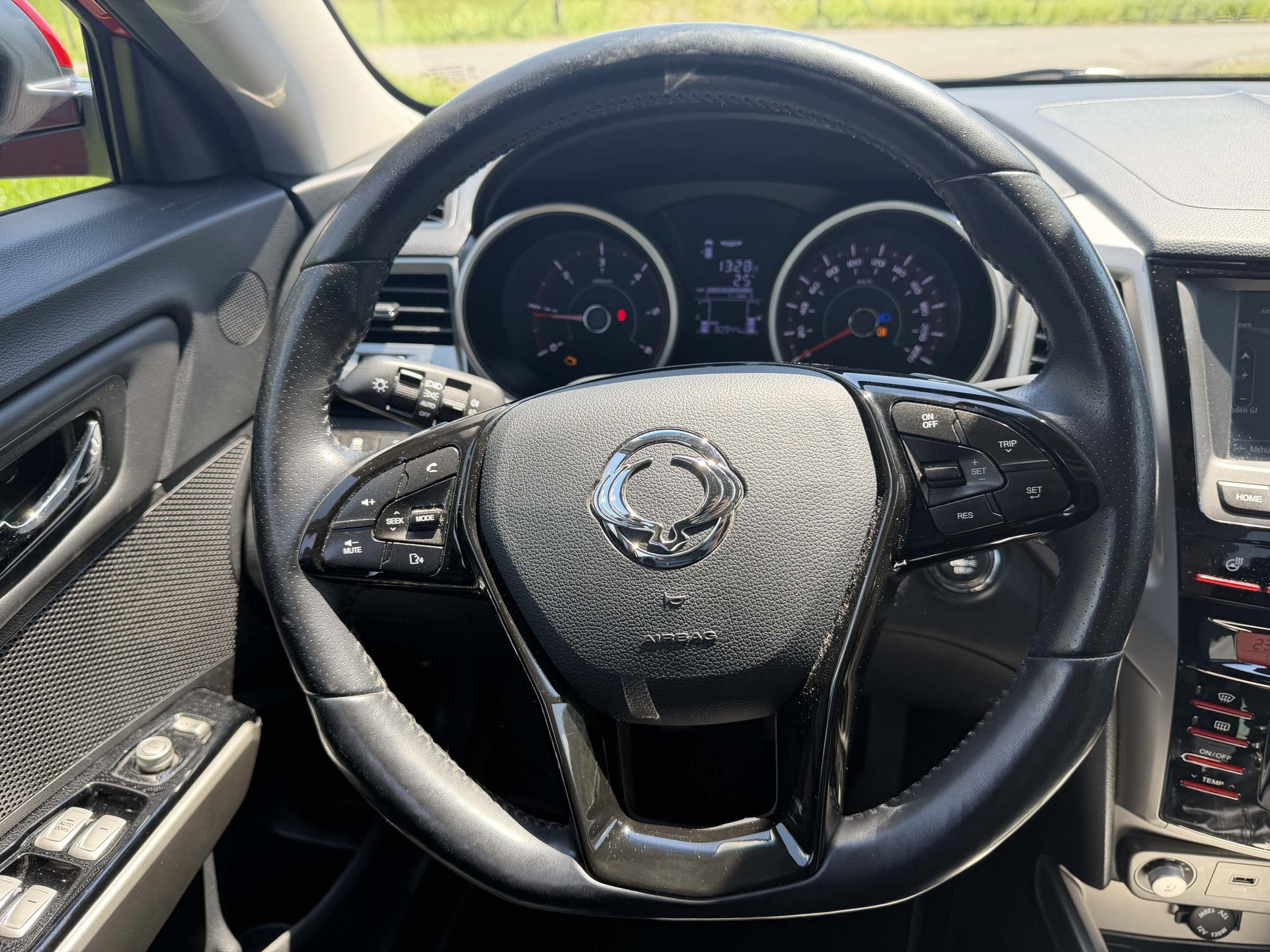 KGM-SsangYong Tivoli 1.6 Red Flame e-XDi Sapphire 4WD-image-12