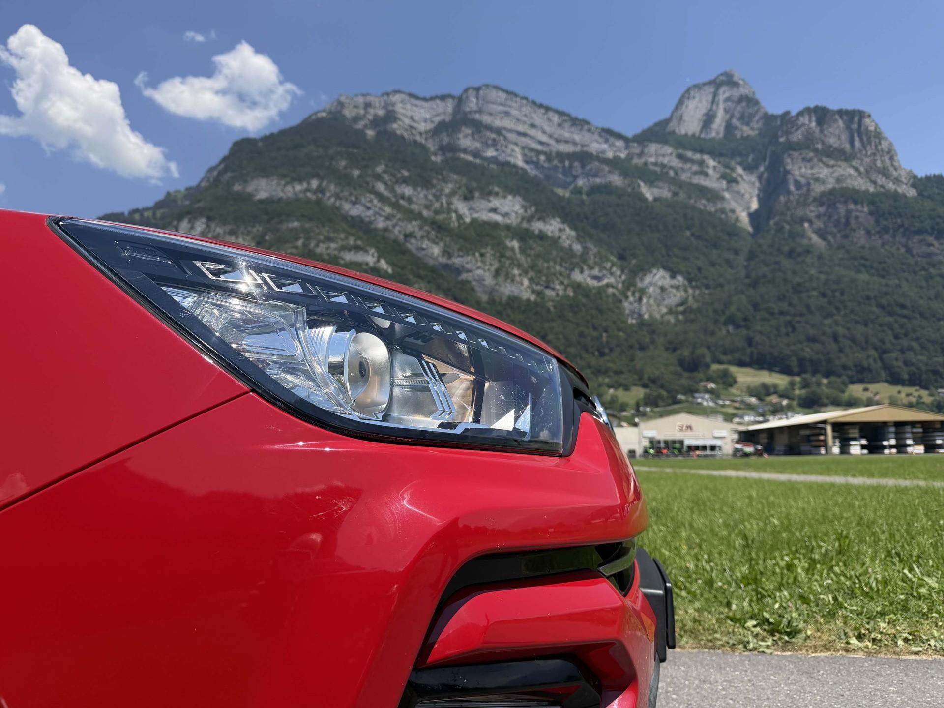 KGM-SsangYong Tivoli 1.6 Red Flame e-XDi Sapphire 4WD-image-1