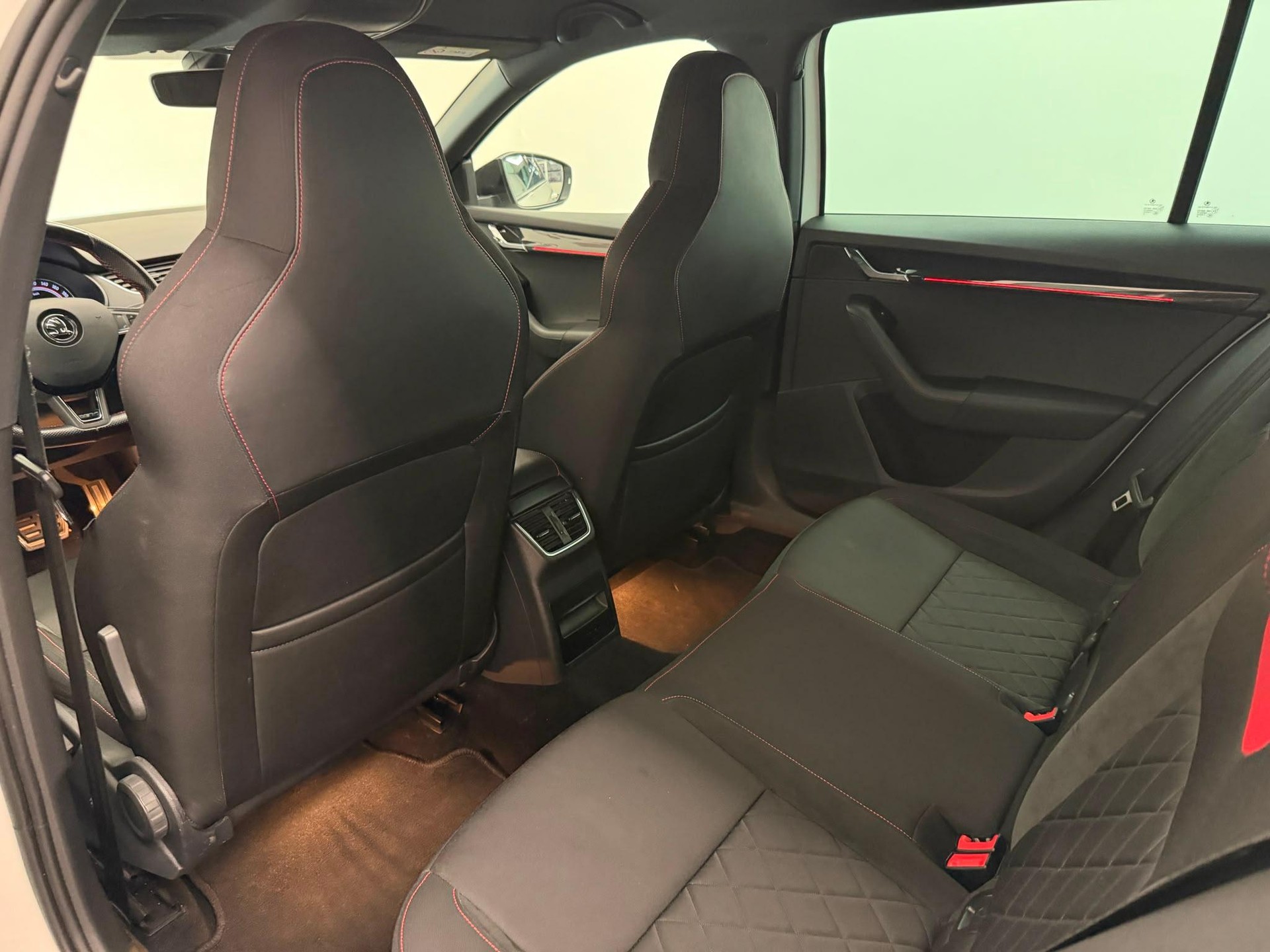 SKODA Octavia Combi 2.0 TDI 184 RS 4x4 DSG-image-11