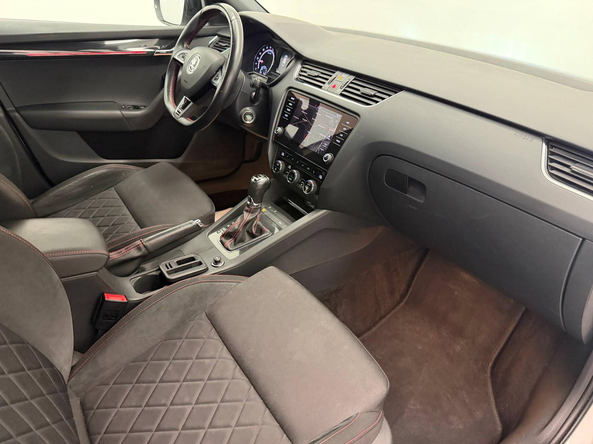 SKODA Octavia Combi 2.0 TDI 184 RS 4x4 DSG-image-10