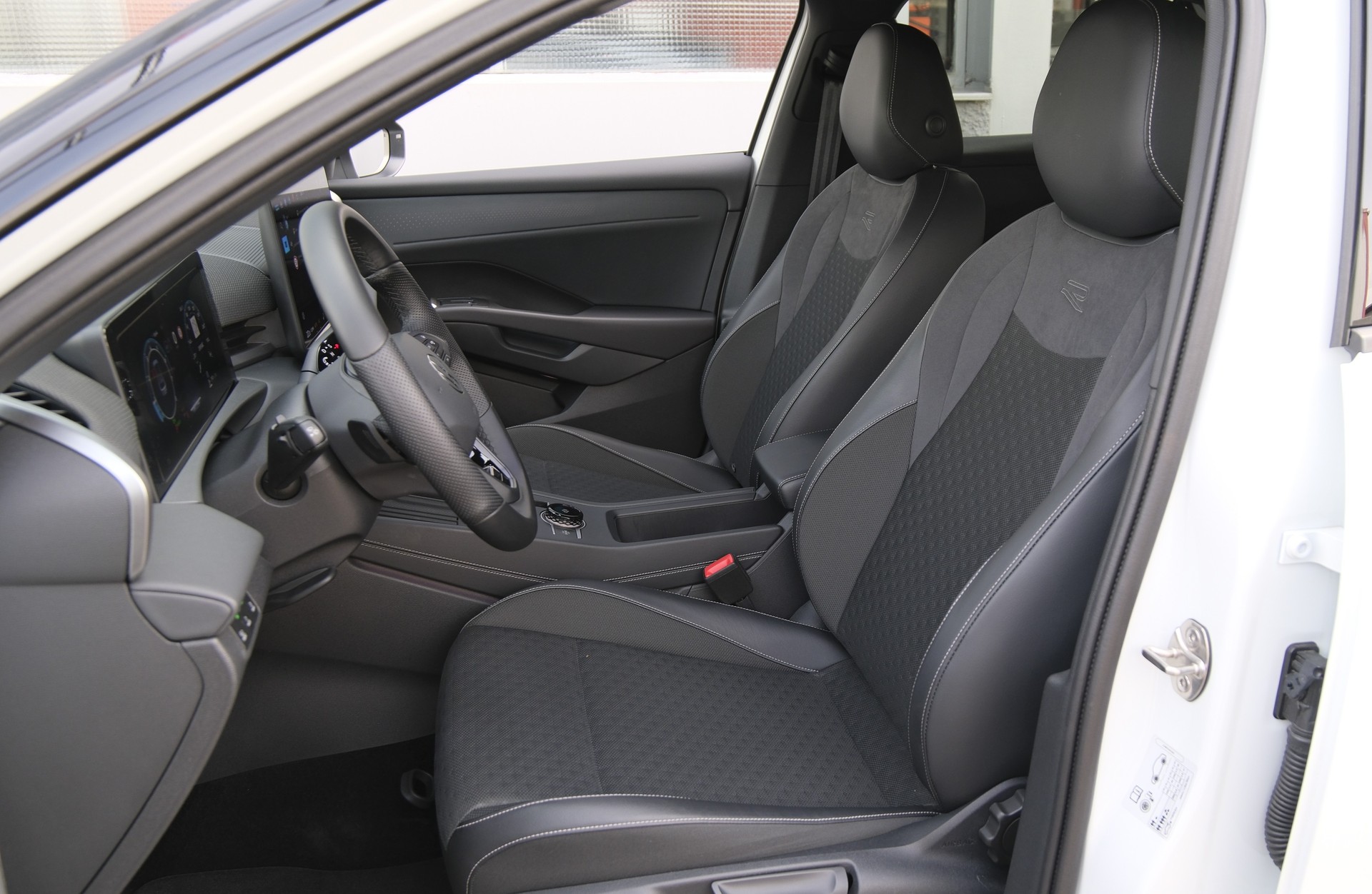 VW T-Roc 1.5 eTSI mHEV R-Line DSG Black Style-image-3