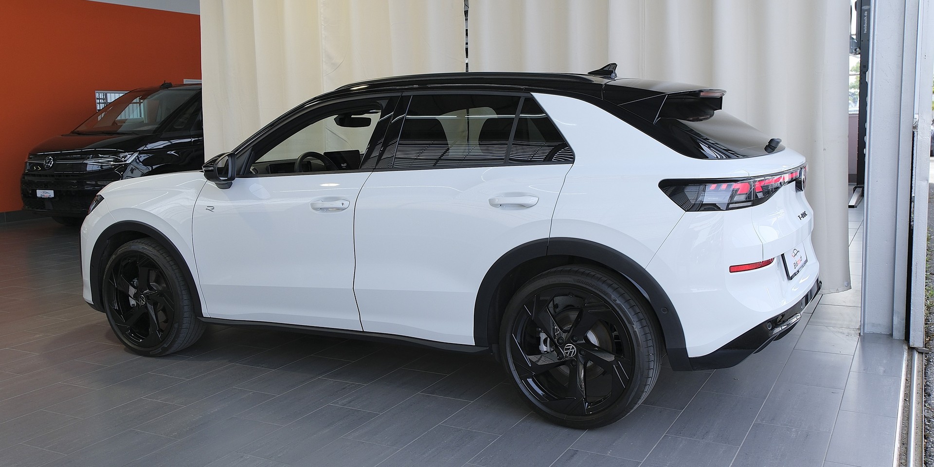 VW T-Roc 1.5 eTSI mHEV R-Line DSG Black Style-image-11