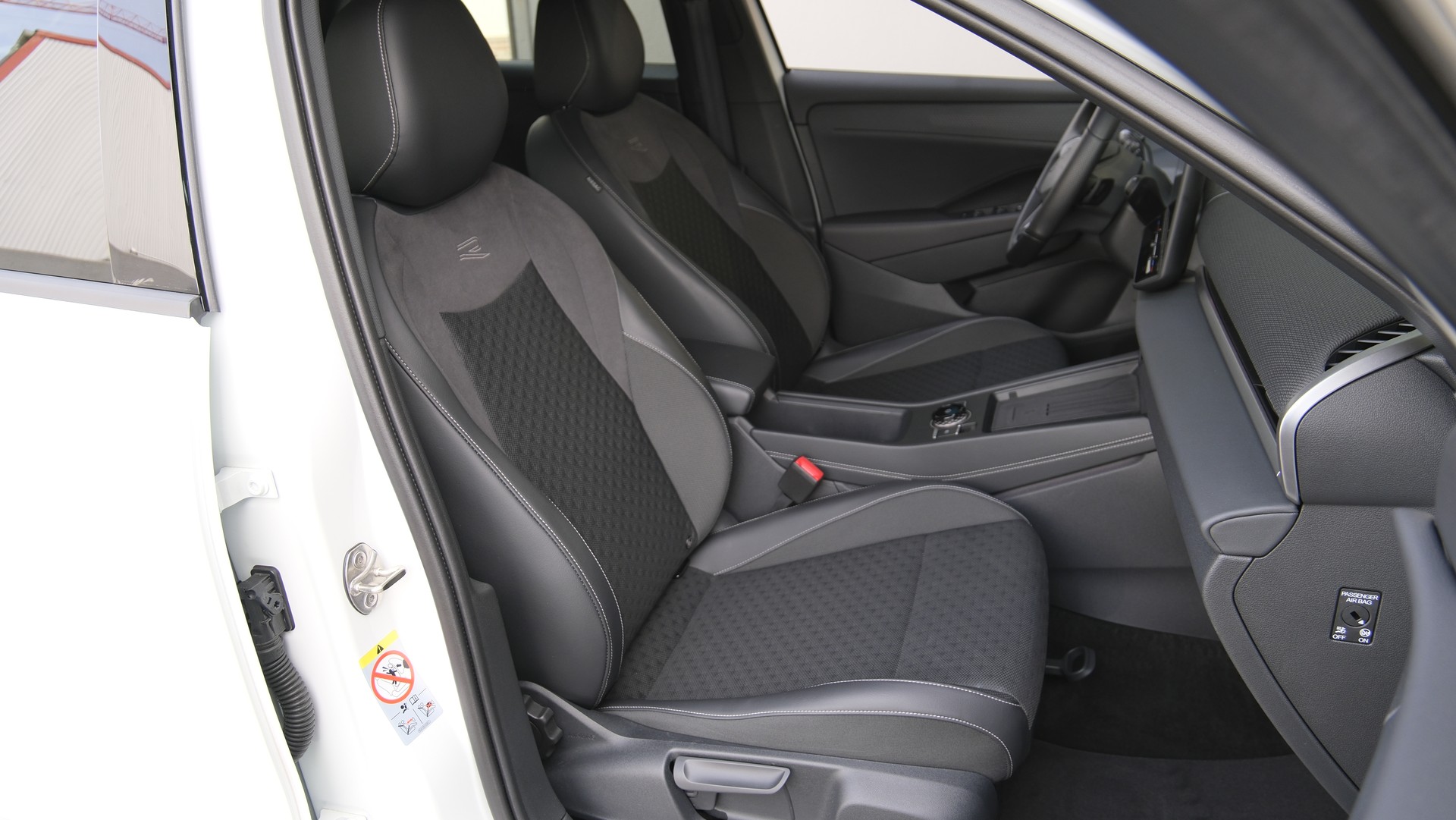 VW T-Roc 1.5 eTSI mHEV R-Line DSG Black Style-image-16
