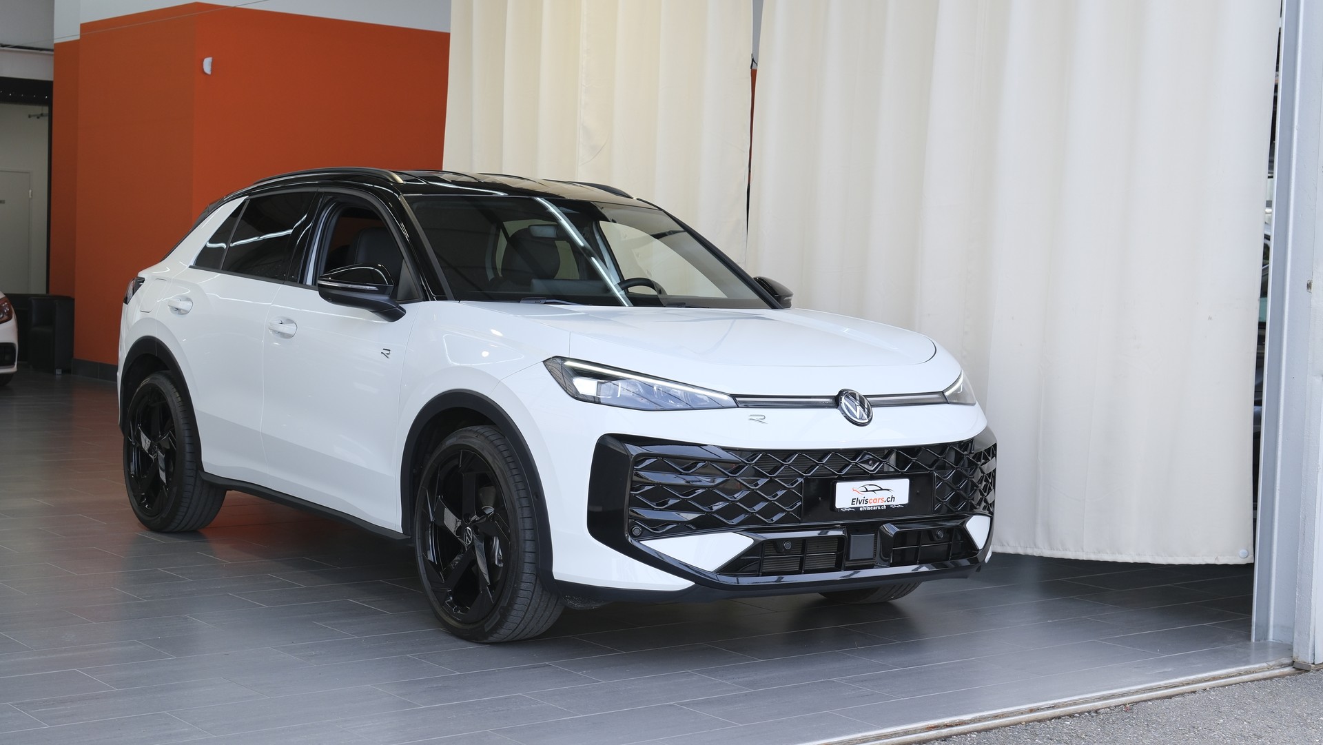 VW T-Roc 1.5 eTSI mHEV R-Line DSG Black Style-image-1
