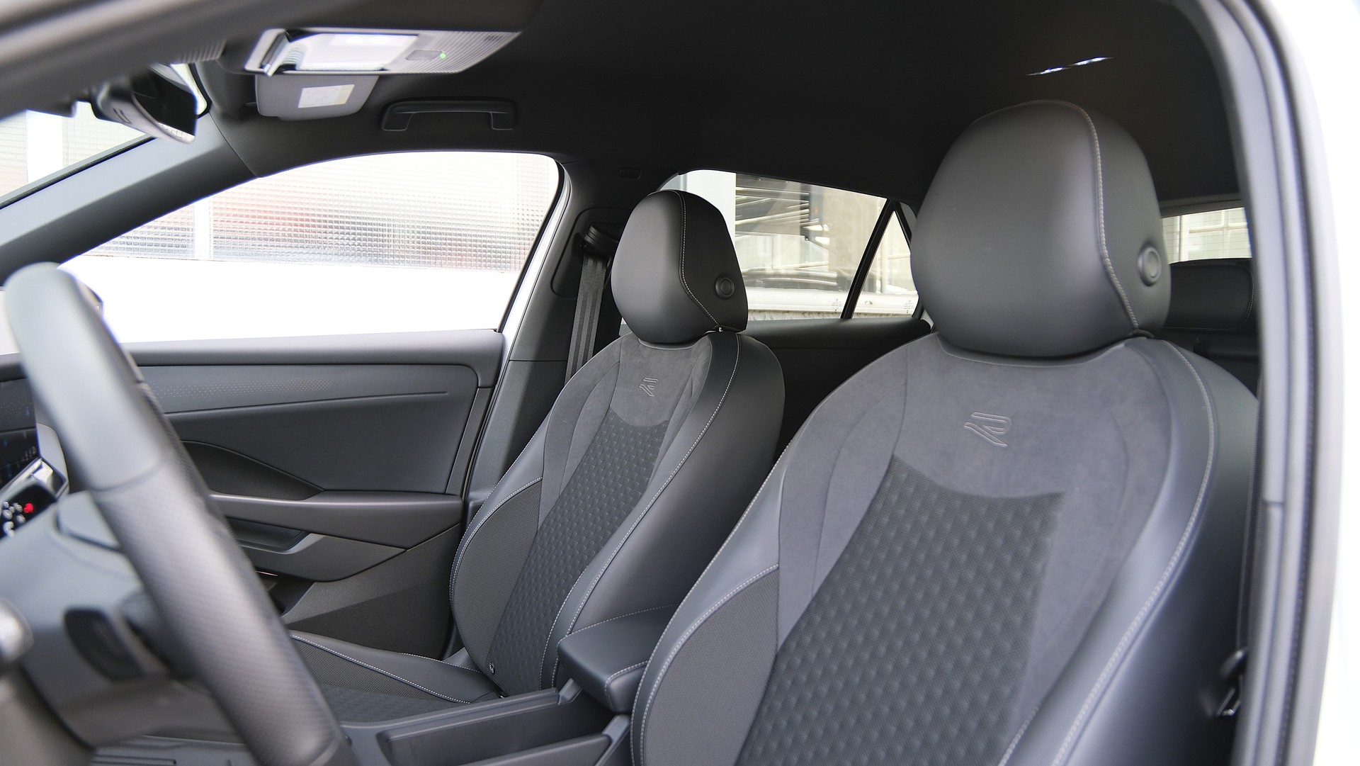 VW T-Roc 1.5 eTSI mHEV R-Line DSG Black Style-image-4