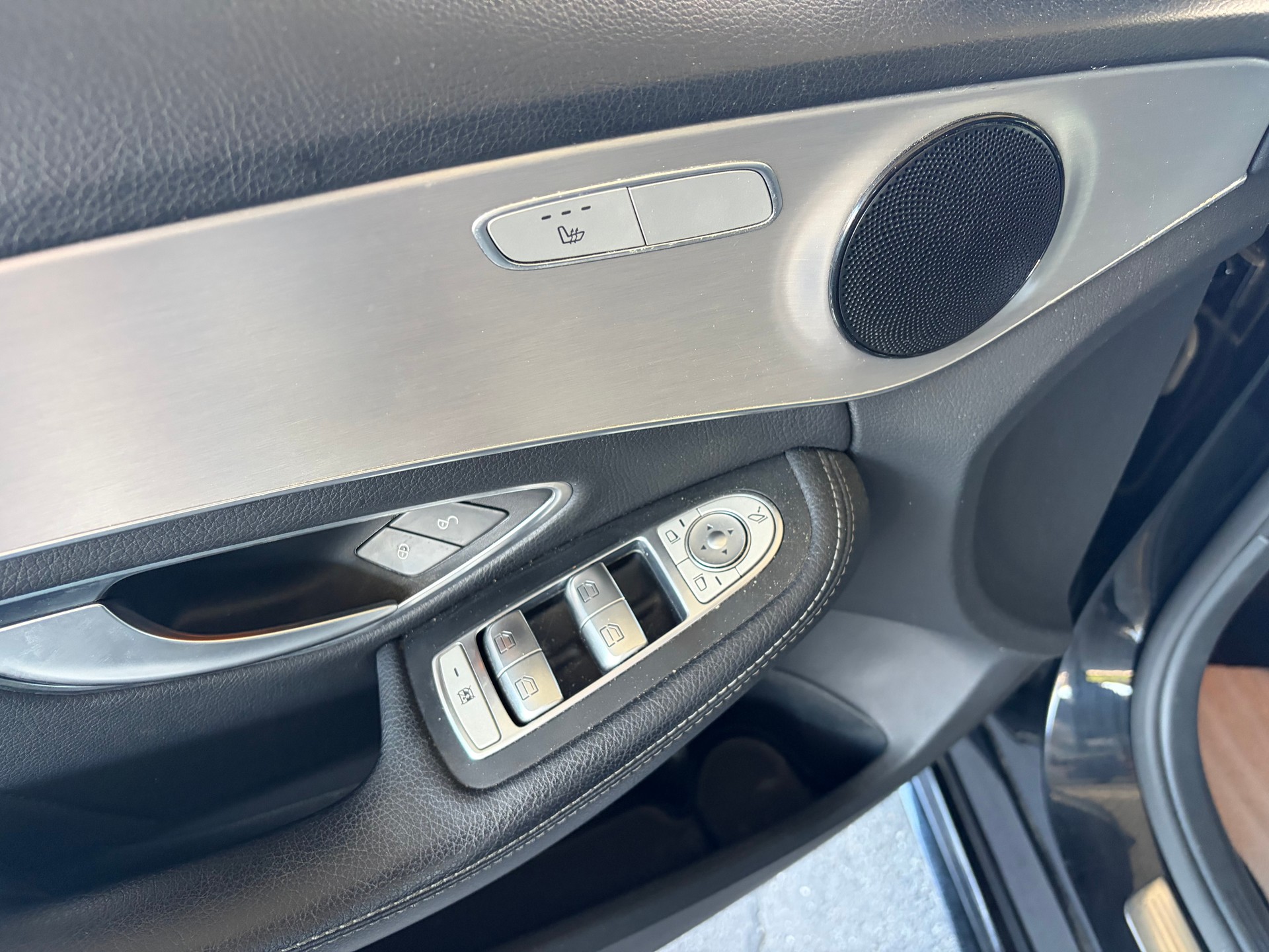 MERCEDES-BENZ C 250 d AMG Line 4Matic 9G-Tronic-image-9