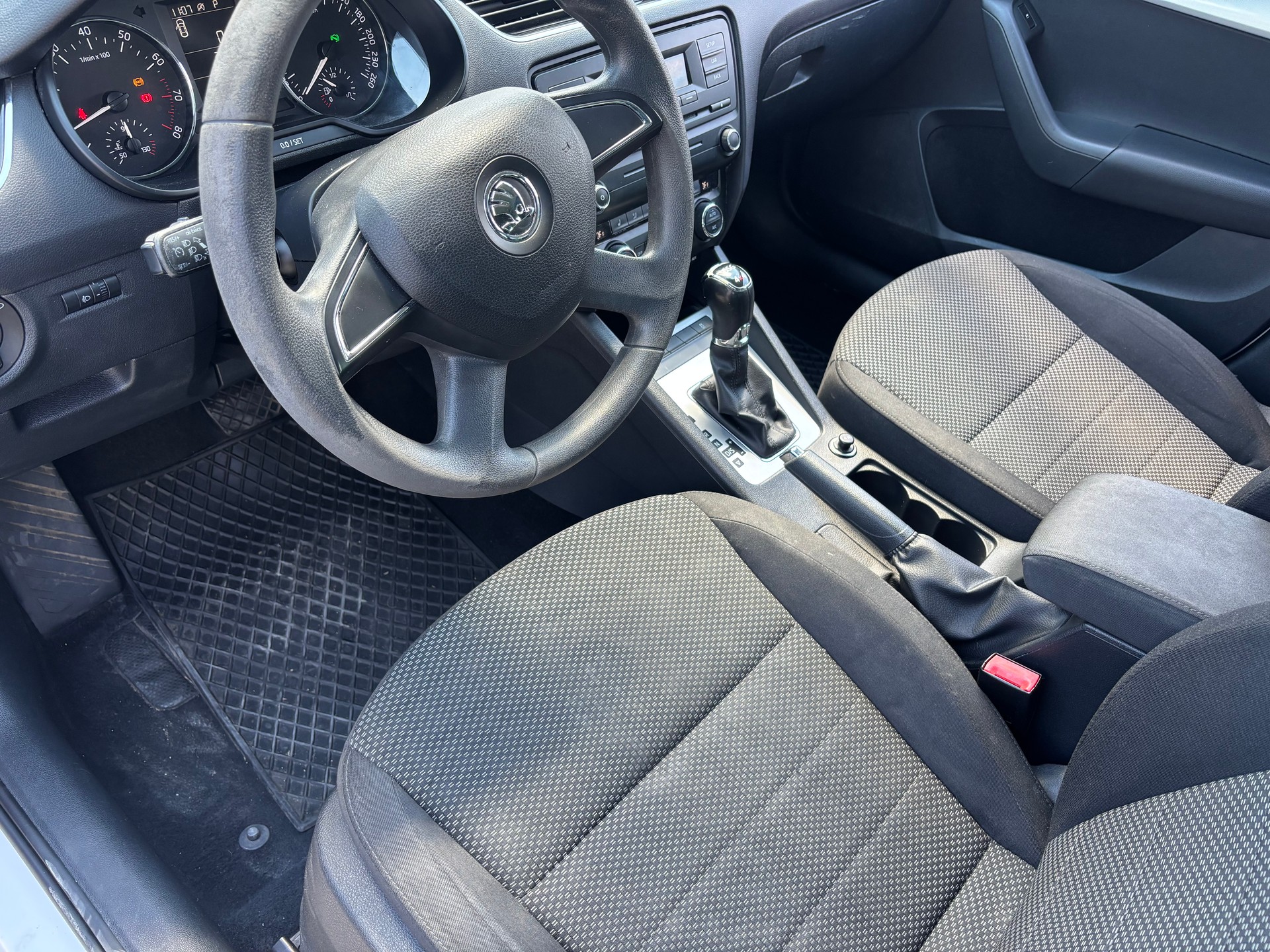 SKODA Octavia Combi 1.8 TSI Ambition 4x4 DSG-image-8