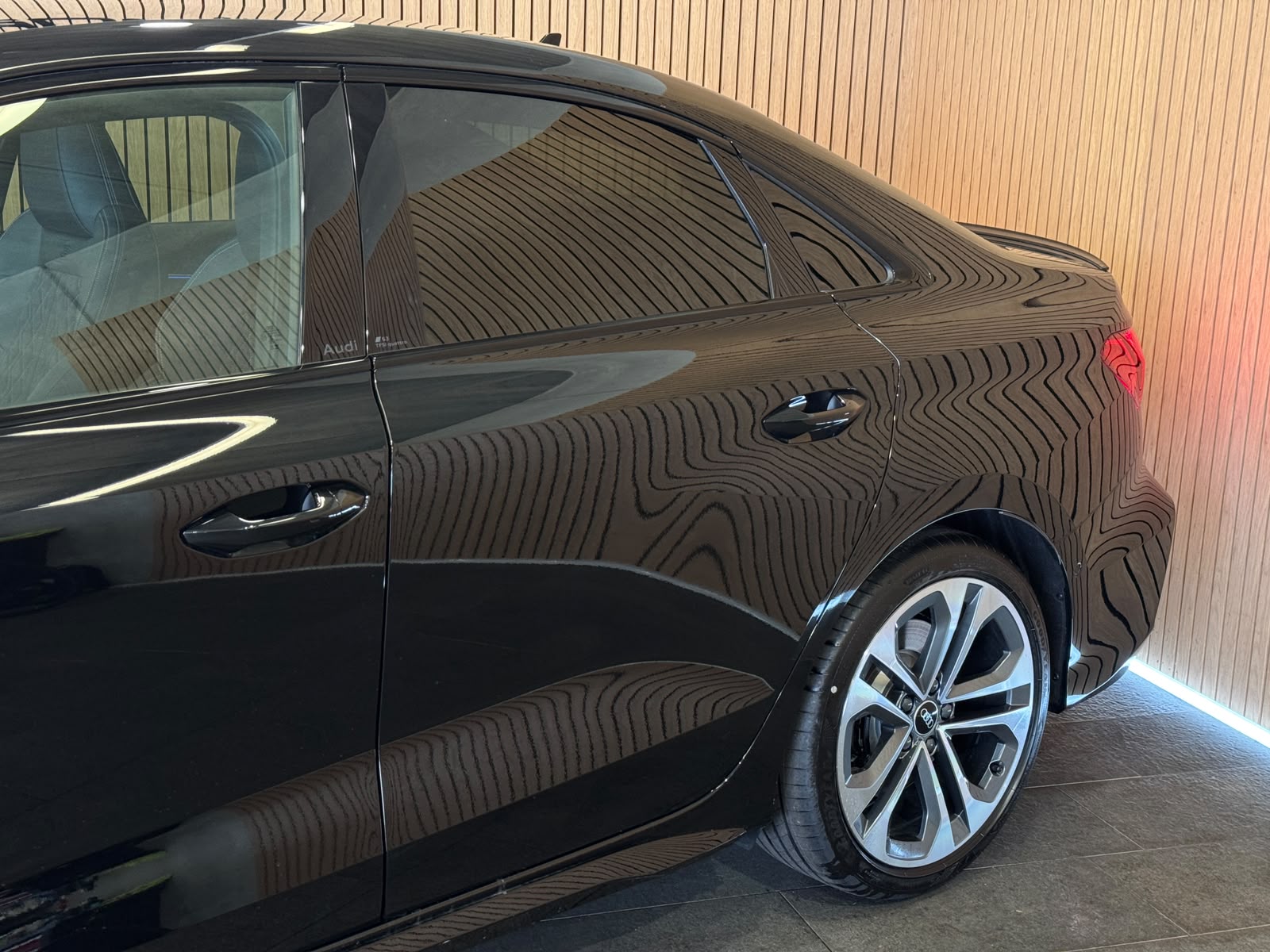 AUDI S3 Limousine TFSI quattro S-tronic-image-5