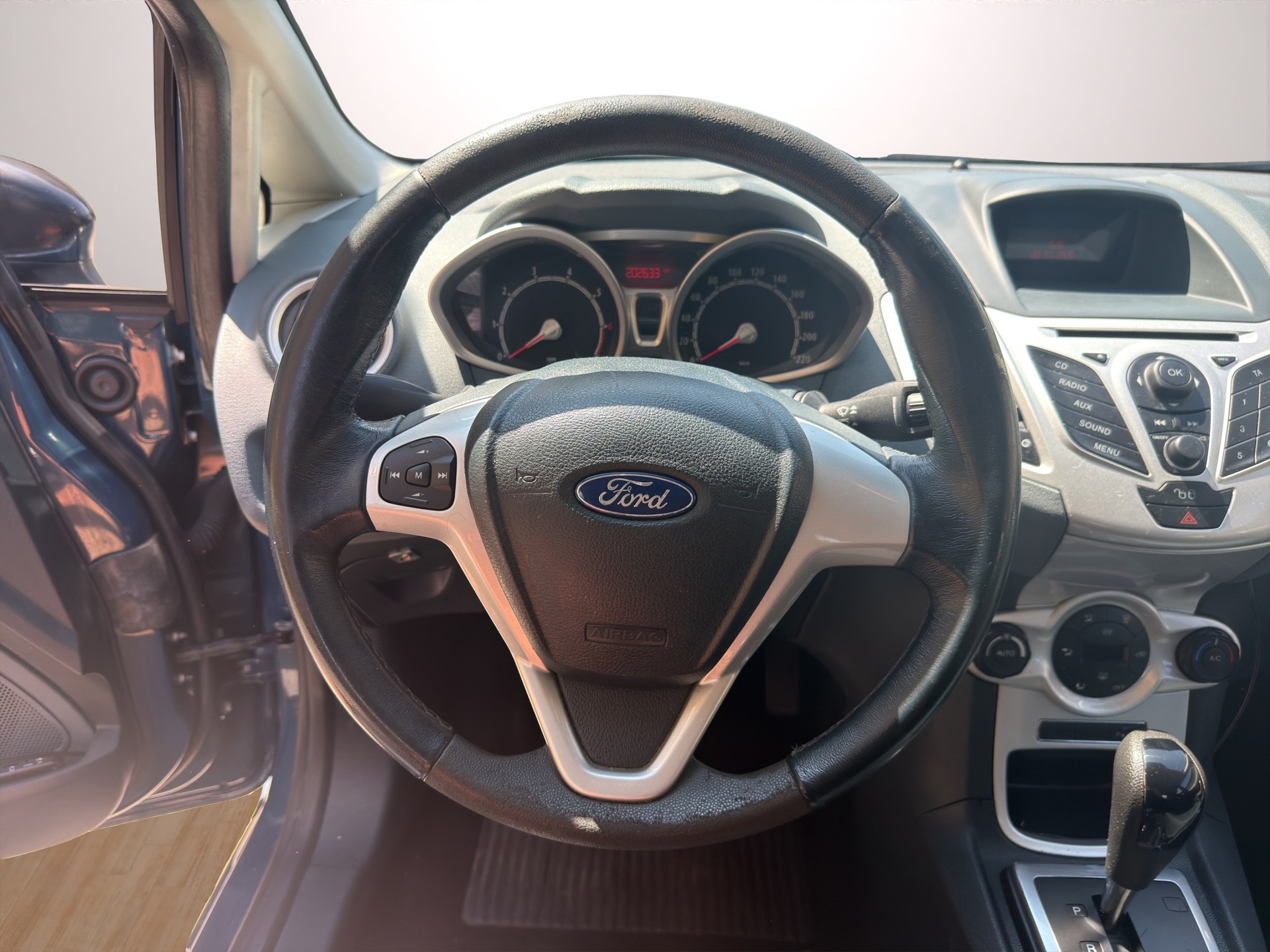 FORD Fiesta 1.4 16V Trend Automatic-image-9