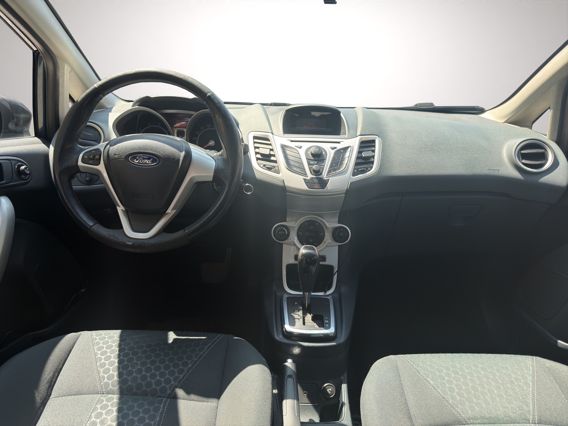 FORD Fiesta 1.4 16V Trend Automatic-image-12