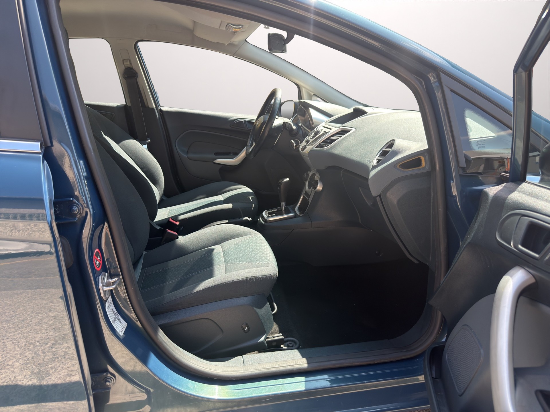 FORD Fiesta 1.4 16V Trend Automatic-image-13