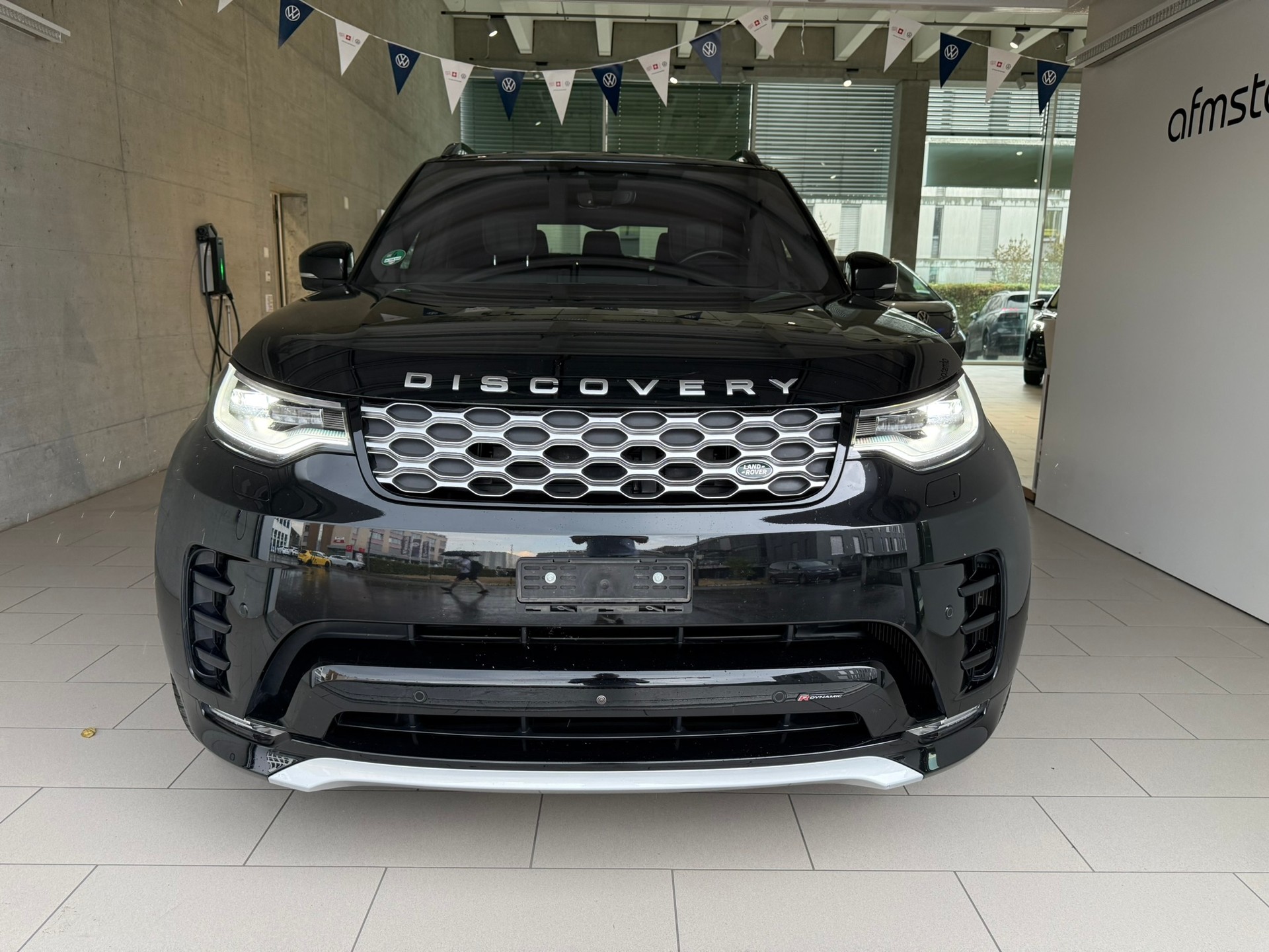 LAND ROVER Discovery 3.0D I6 300 Metropolitan Edition AWD Automatic-showroom-element-1