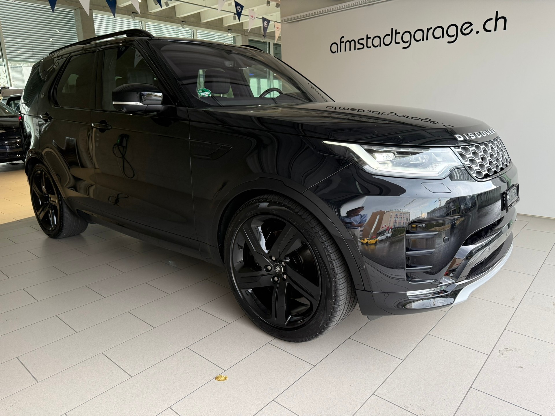 LAND ROVER Discovery 3.0D I6 300 Metropolitan Edition AWD Automatic-image-0
