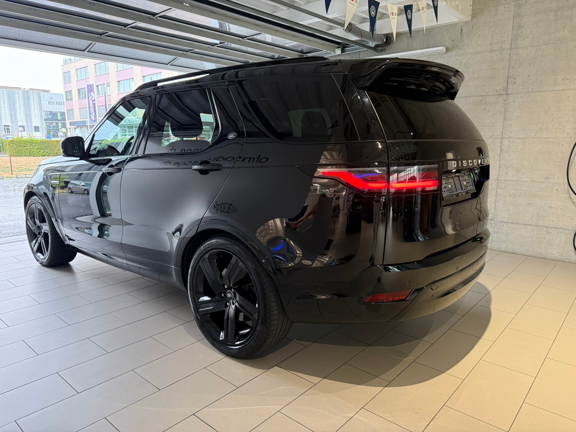 LAND ROVER Discovery 3.0D I6 300 Metropolitan Edition AWD Automatic-showroom-element-3