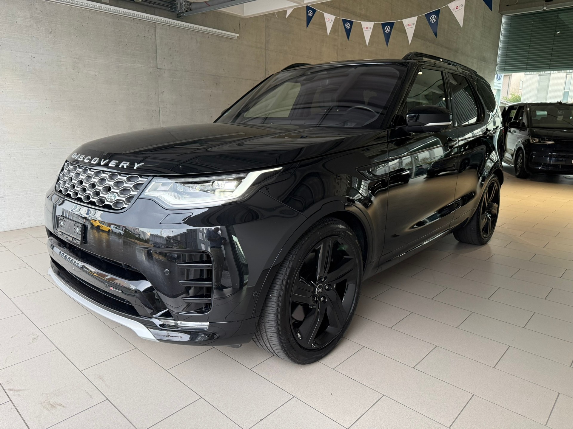 LAND ROVER Discovery 3.0D I6 300 Metropolitan Edition AWD Automatic-showroom-element-2