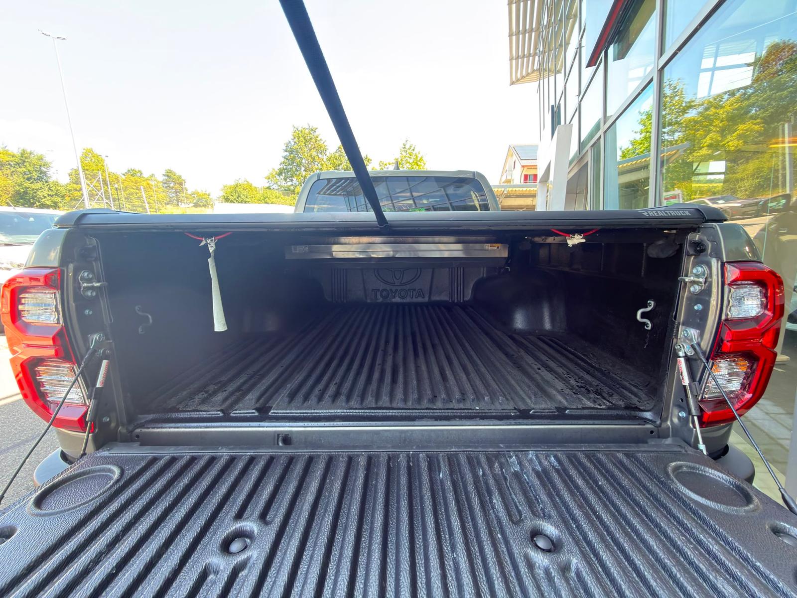 TOYOTA Hilux 2.8D-4D MHEV Executive Double Cab 4x4 A-image-6