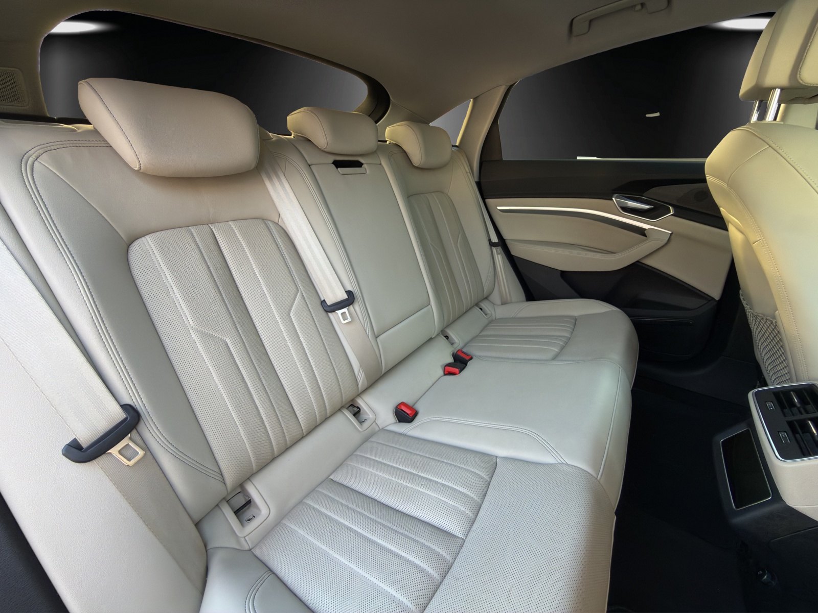 AUDI e-tron 55 Sportback S Line quattro-image-8