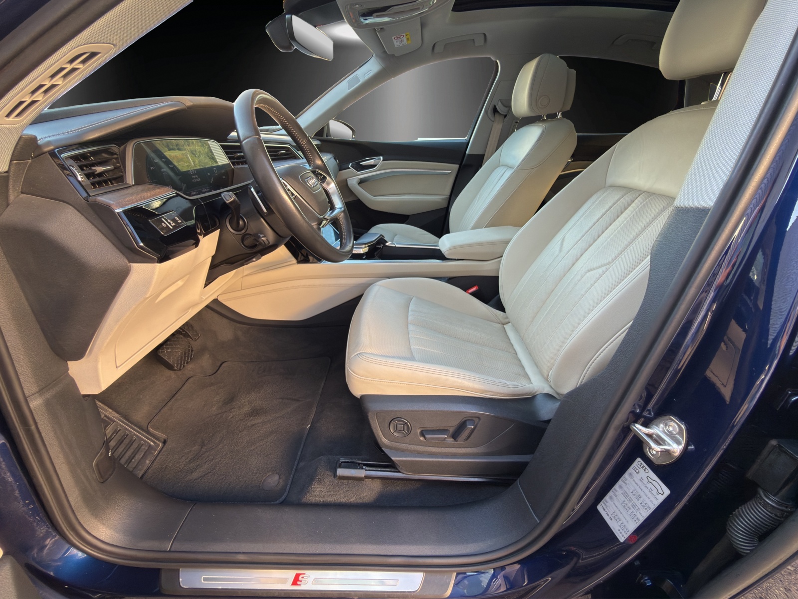 AUDI e-tron 55 Sportback S Line quattro-image-10