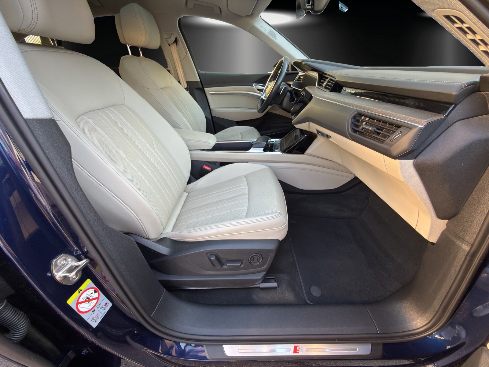 AUDI e-tron 55 Sportback S Line quattro-image-9