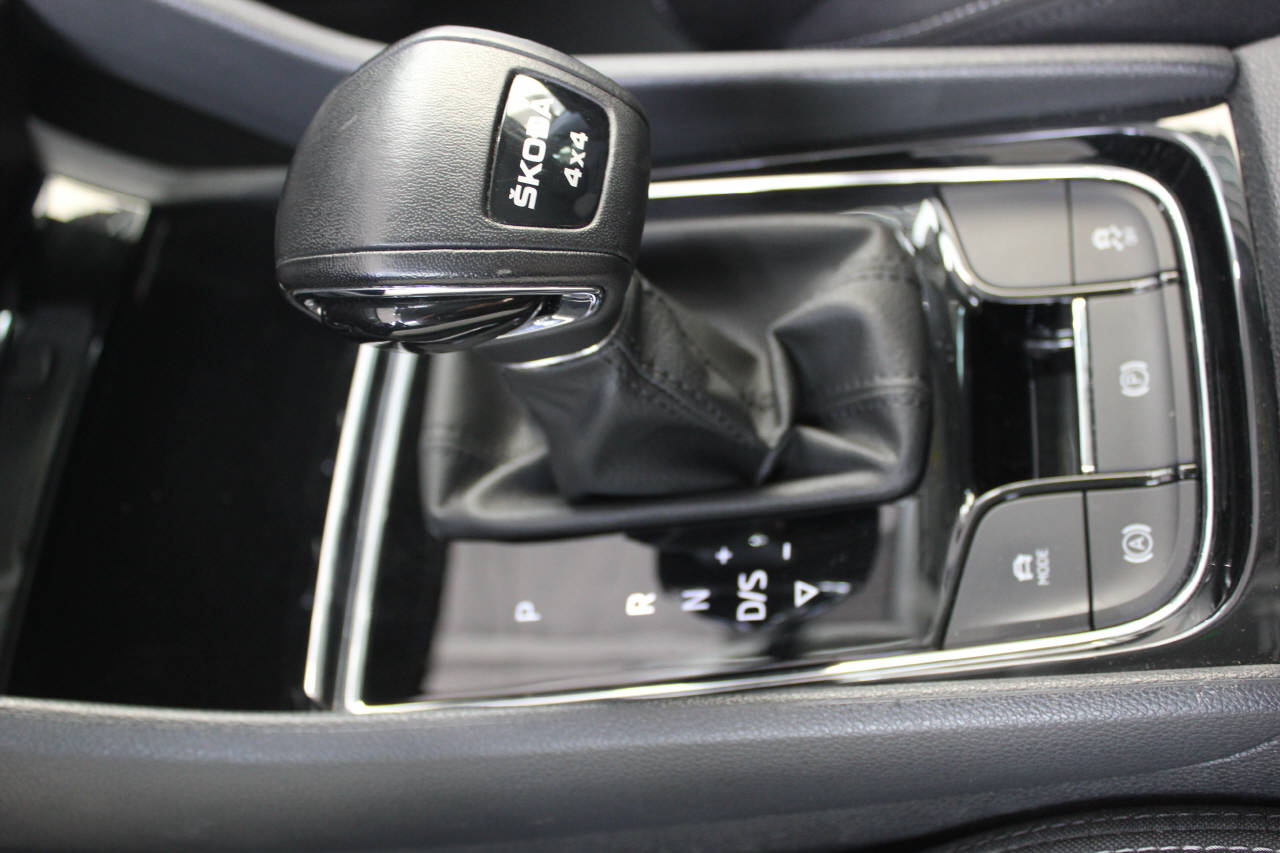 SKODA Karoq 2.0 TDI Selection 4x4 DSG-image-10