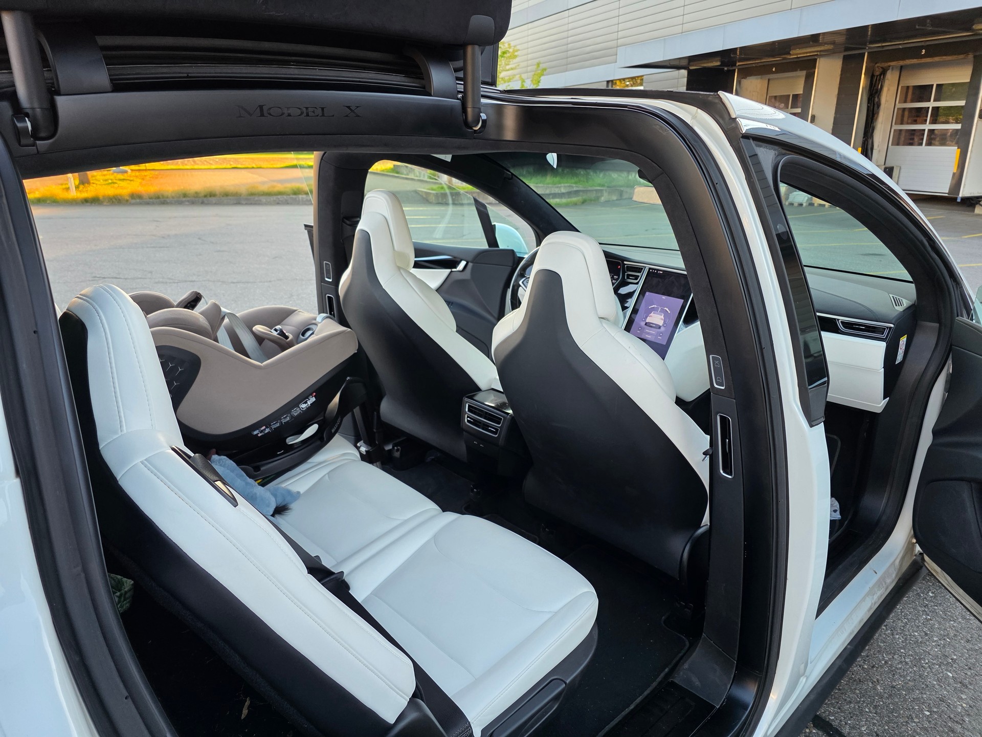 TESLA Model X 75 D-image-9