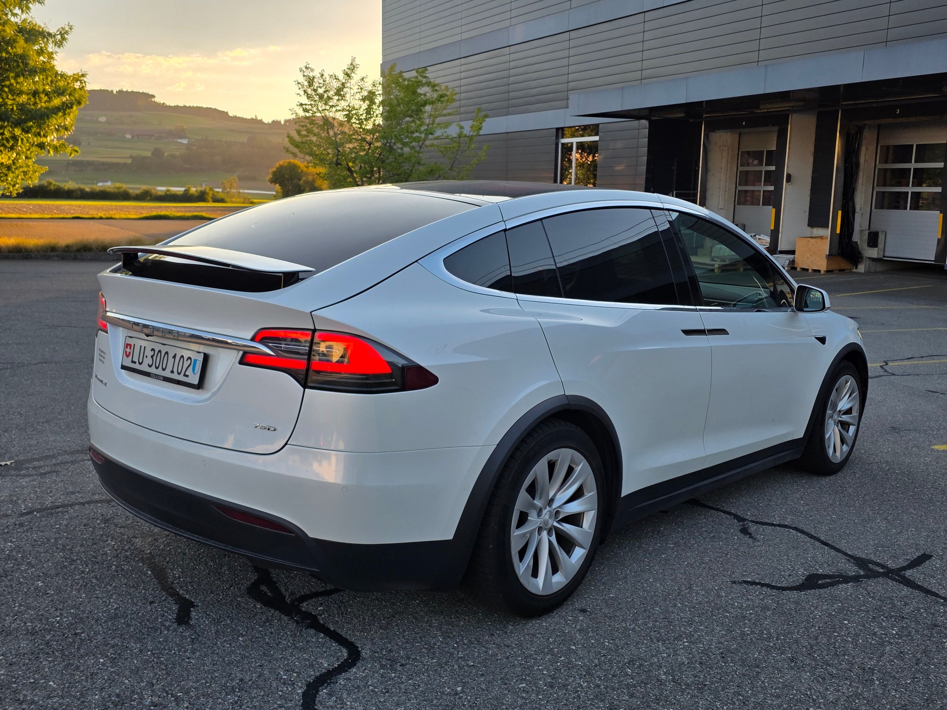 TESLA Model X 75 D-image-2