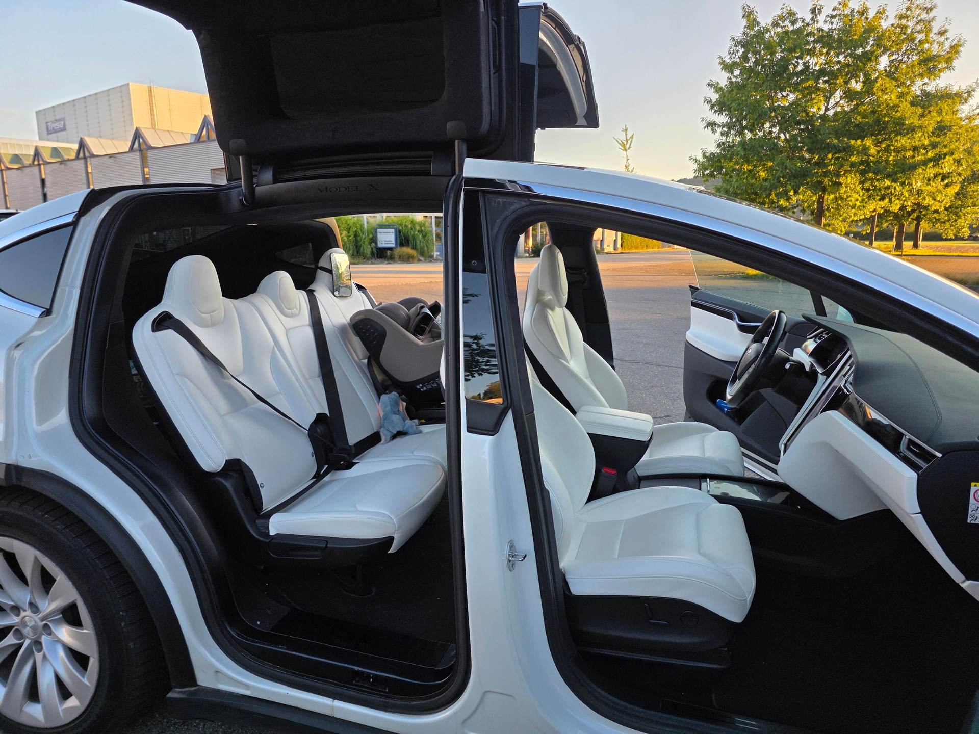 TESLA Model X 75 D-image-10