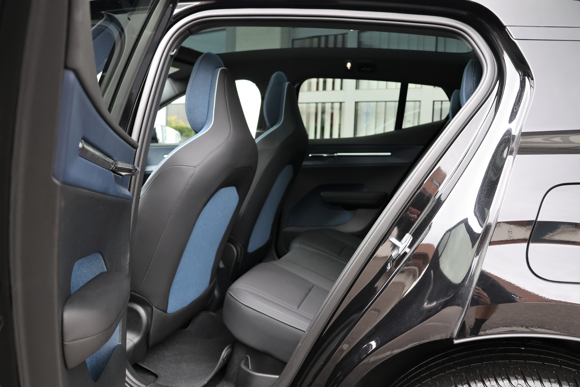 VOLVO EX30 E60 69kWh Twin Ultra Performance AWD (CH)-image-12