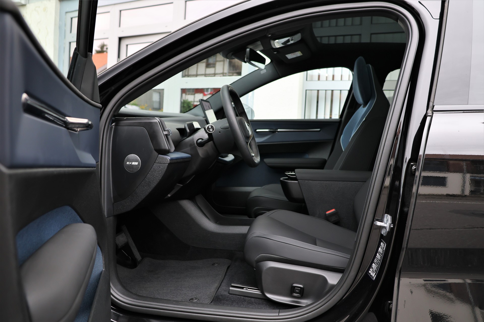 VOLVO EX30 E60 69kWh Twin Ultra Performance AWD (CH)-image-8