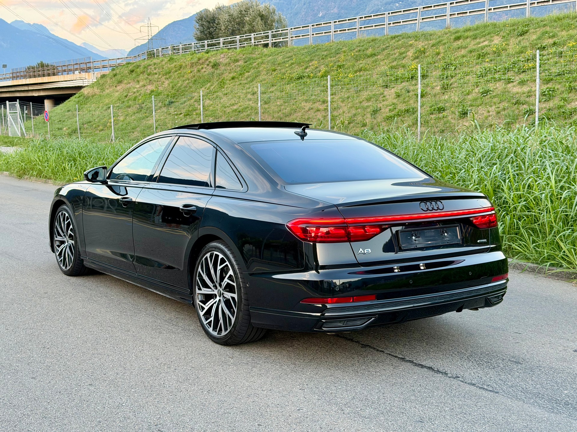 AUDI A8 55 TFSI quattro tiptronic-image-2