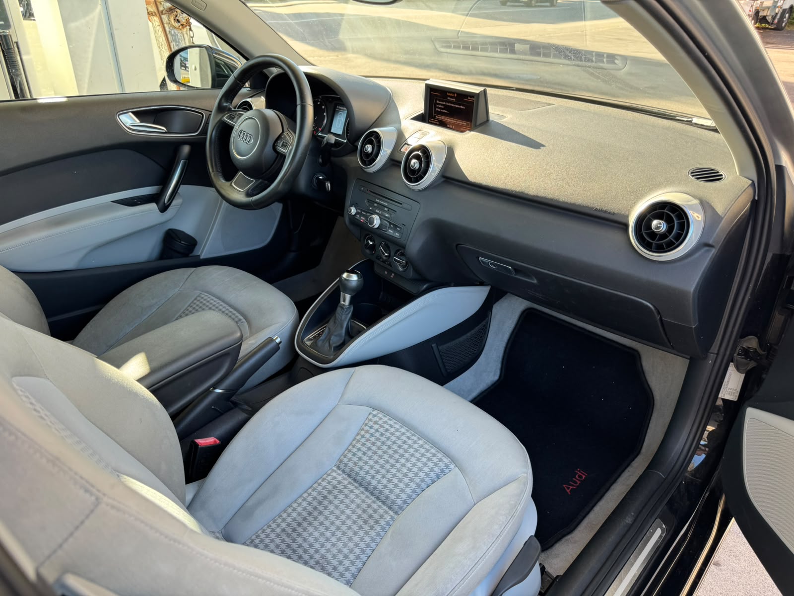 AUDI A1 1.4 TFSI Ambition S-tronic-image-11