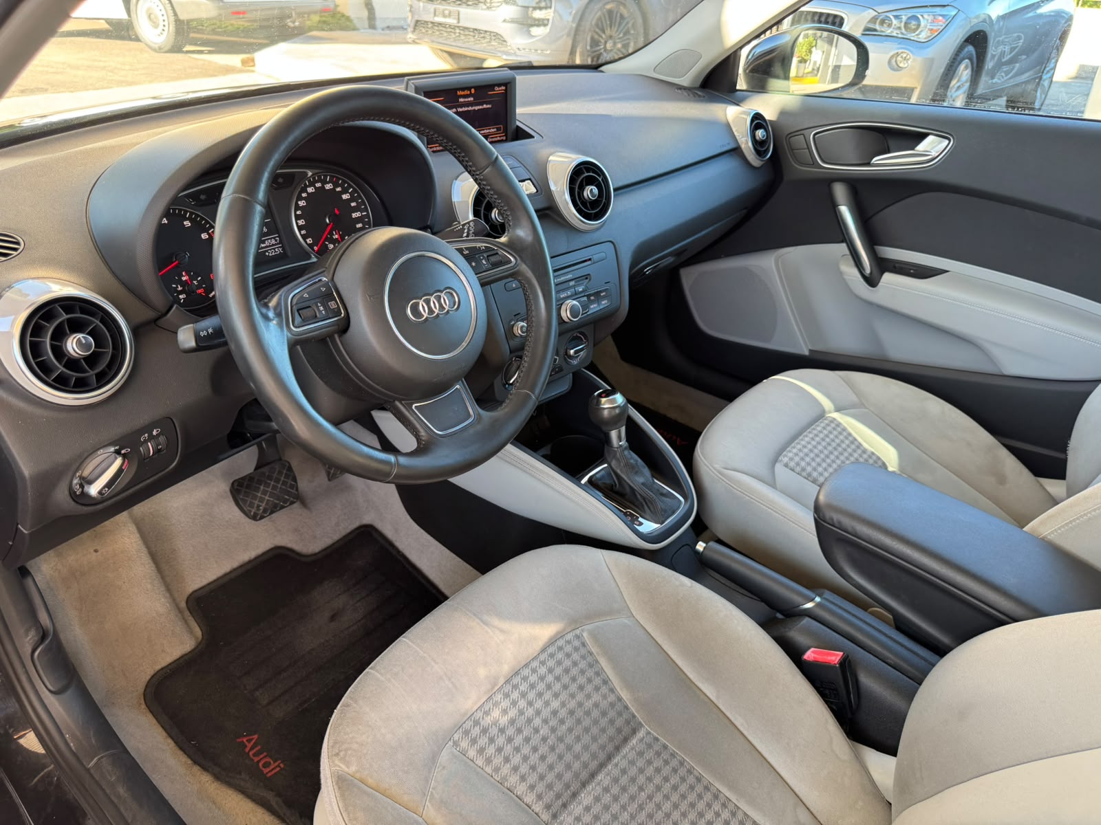 AUDI A1 1.4 TFSI Ambition S-tronic-image-9